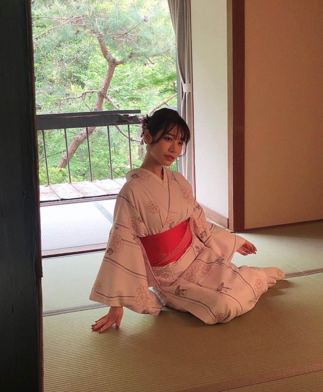 河北彩花さんのインスタグラム写真 - (河北彩花Instagram)「⁡ ⁡ 私めちゃくちゃ寒がりだから いつも撮影の時はプルプル震えながら撮ってる😂 ⁡ ⁡ この日は特に寒くなっちゃって 帰り際ストーブ付けて毛布くるまって ドライヤーで身体温めて帰ったよ🙏🏻（笑） ⁡ ⁡ ⁡ 撮影の時はブランケットと靴下とか 温めるもの必需品かもな...🤔💭   #撮影  #お仕事の日  #グラビア」5月1日 23時05分 - saika_kawakita__official