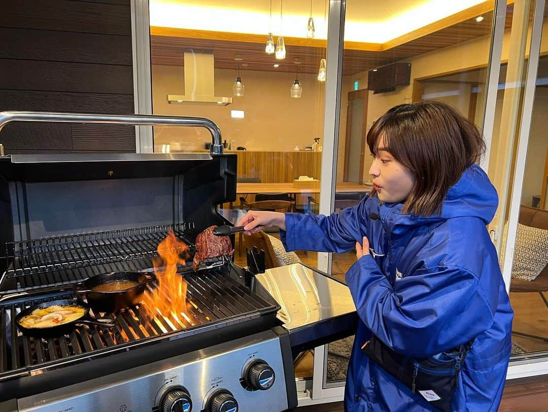 篠原梨菜さんのインスタグラム写真 - (篠原梨菜Instagram)「#朝5時のBBQtime 先週金曜日の中継は GW初日にオープンしたばかり！ グランピング施設「グランドーム富士忍野」から✨ 全8棟、客室には温泉付きでプールがある部屋も！ 1泊2食つきのプランで頂くBBQディナー🍖 流通量が少なく県外ではなかなか味わえない甲州牛🥩 脂に甘みがあり、口の中でとける😋 今週もはじまりはじまり お休みの方もお休みでない方も 是非THE  TIME' そしてTHE  TIME,ご覧ください☺️ #早朝グルメ #thetime_tbs #グランピング #グランドーム富士忍野  #忍野村 #バーベキュー  #サウナ #温泉  #プール #ゴールデンウィーク」5月2日 5時44分 - shinorinatbs