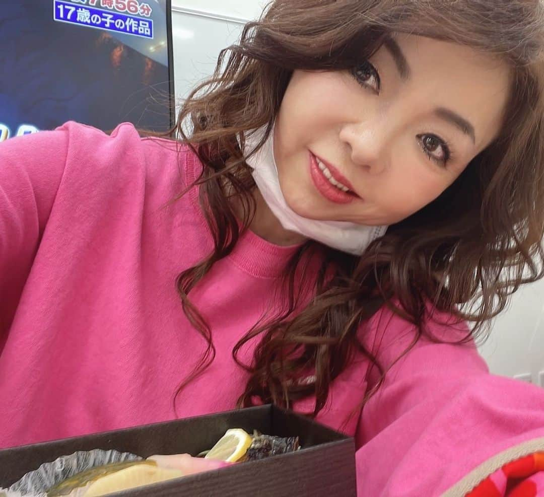 モモコさんのインスタグラム写真 - (モモコInstagram)「先日のお弁当は二段弁当でした❗️ 美味しくいただきました☺️ ちょいご飯あったかくて嬉しかったぁ🎶  昨日配信のYouTubeは、パパと長女と行ったアップ神鍋の続きです。民宿『花屋』さんでの朝食です♪  #ハイヒールモモコ #👠 #👠🍑 #CHANEL #シャネラー #グルメ #アメブロ  #YouTube #モモコ新聞 #アップ神鍋 #スノボ #親子 #朝食 #お弁当 #二段弁当 #楽屋弁当」5月2日 8時01分 - highheel_momoko