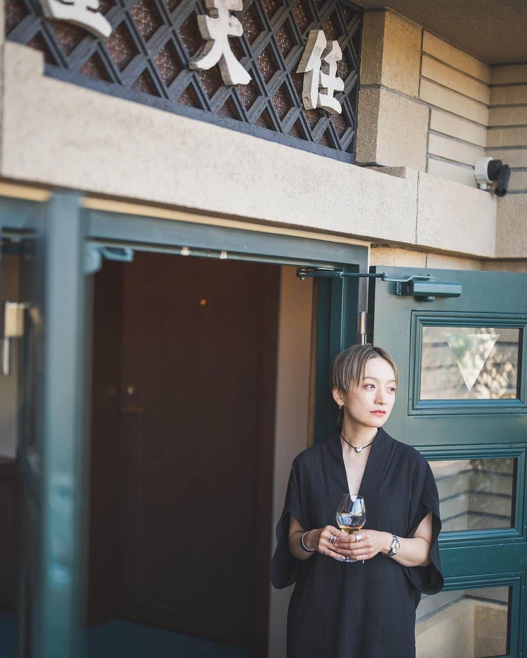 高山都さんのインスタグラム写真 - (高山都Instagram)「京都一泊目は旧任天堂社屋の古き良き部分を残し、ホテルへと新しく生まれ変わった丸福楼さんへ。 どこかノスタルジックでもあり、洗練された雰囲気で、とても心地よく気分良く滞在できました。 色使いや家具のセンスもすごく好きで。 新旧の魅力が混在したホテルだったなー。 最近、クラシックホテルに泊まろう熱が高まってるから、そんな気分にぴったりでした。 バルコニーつきのお部屋だから、開放感もあり、オールインクルーシブなので部屋の中や施設内のバーやラウンジ、色んなところで好きな時間に好きなように飲んだり食べたりも楽しめるのもよかった。 そして、スタッフさんのホスピタリティ！ちょうどいい距離感で欲しいときに欲しいものが、わぁー！準備されてる！みたいな感じが最高でした。 @kyoto.marufukuro  朝食、昼食、夕食、夜食、ホテル内でのすべての飲食代込みの値段だから、ゆっくりのんびり出かけたくないお篭もりステイにもピッタリ。 また記念日に伺いたいなー。 洋服はホテルの雰囲気に合わせて @mamekurogouchi のワンピースを。下はデニムにしていつものワタシらしく。」5月2日 11時53分 - miyare38