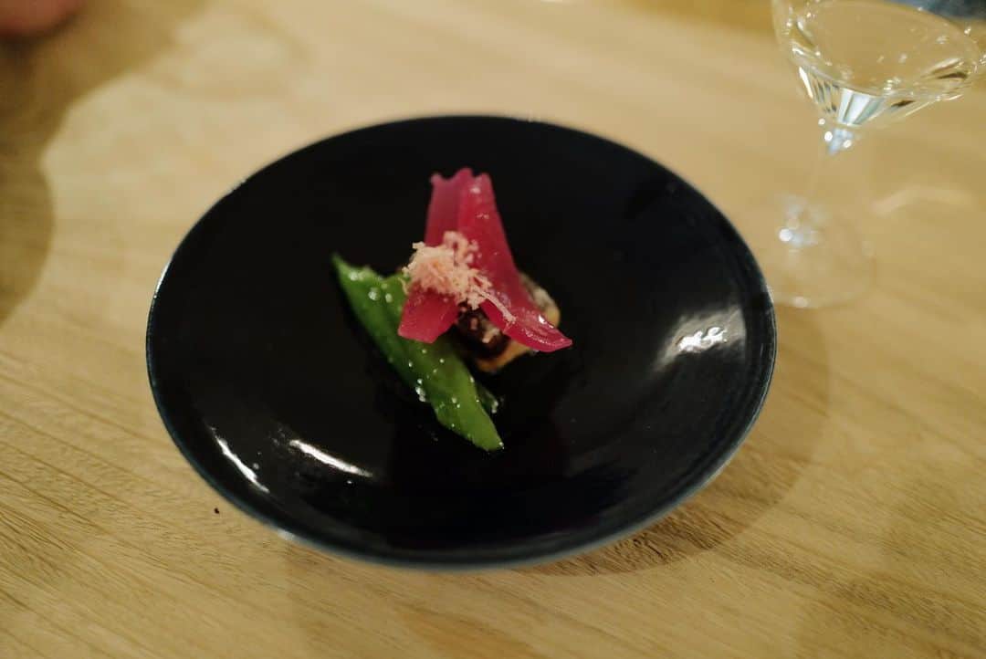 高山都さんのインスタグラム写真 - (高山都Instagram)「丸福楼 @kyoto.marufukuro のお料理は細川亜衣さん @hosokawaai が監修されていて、スタッフさんたちも女性で、すべてが細やかで優しくまぁるい味わい。シンプルなのに、各お皿には、おや！え！？って小さな工夫や驚きも入っていて、すごく満足度の高いお食事でした。 1枚目の写真はクリームコロッケがアスパラガスのスープが浸されて驚きの美味しさ！ カトラリーやお皿のしつらえも、個人的にはキュンキュンするほど好みだったな。 お誕生日お祝いのケーキもお願いしたのだけど、とても優しい素敵なものを作っていただき感謝。 朝ごはんも和洋だけじゃなく(ワタシたちはお腹に余裕がなく諦めたけど)追加でフルーツサンドやパンケーキやソーセージなんかもオーダーできて、めちゃくちゃ美味しそうだった！」5月2日 12時00分 - miyare38