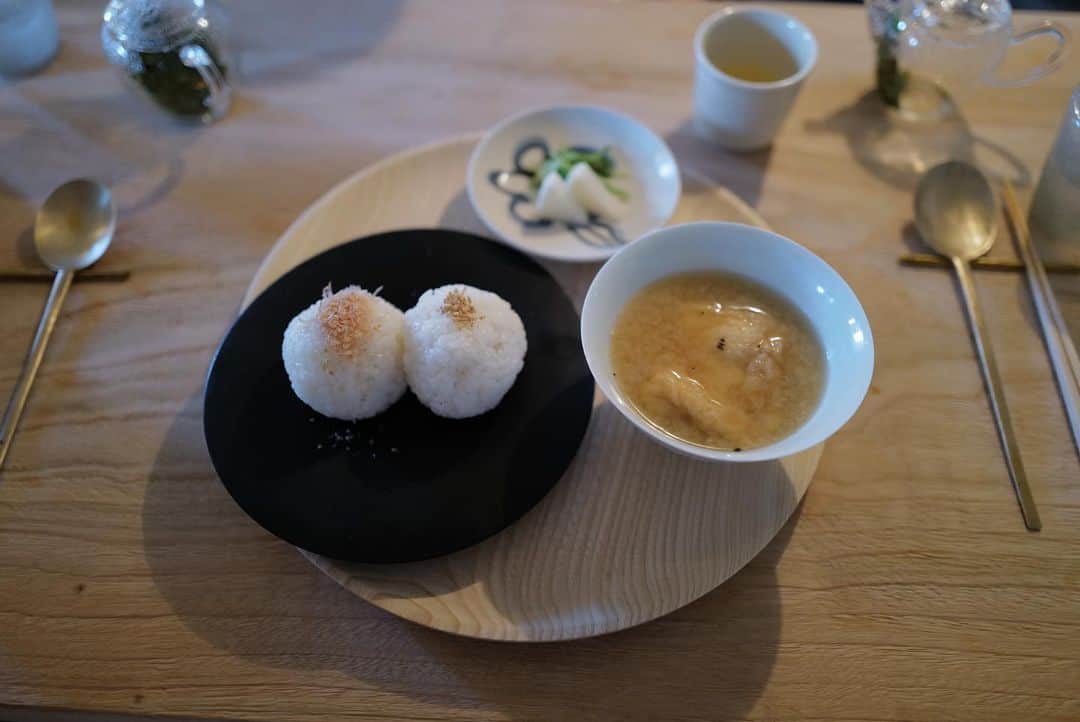 高山都さんのインスタグラム写真 - (高山都Instagram)「丸福楼 @kyoto.marufukuro のお料理は細川亜衣さん @hosokawaai が監修されていて、スタッフさんたちも女性で、すべてが細やかで優しくまぁるい味わい。シンプルなのに、各お皿には、おや！え！？って小さな工夫や驚きも入っていて、すごく満足度の高いお食事でした。 1枚目の写真はクリームコロッケがアスパラガスのスープが浸されて驚きの美味しさ！ カトラリーやお皿のしつらえも、個人的にはキュンキュンするほど好みだったな。 お誕生日お祝いのケーキもお願いしたのだけど、とても優しい素敵なものを作っていただき感謝。 朝ごはんも和洋だけじゃなく(ワタシたちはお腹に余裕がなく諦めたけど)追加でフルーツサンドやパンケーキやソーセージなんかもオーダーできて、めちゃくちゃ美味しそうだった！」5月2日 12時00分 - miyare38