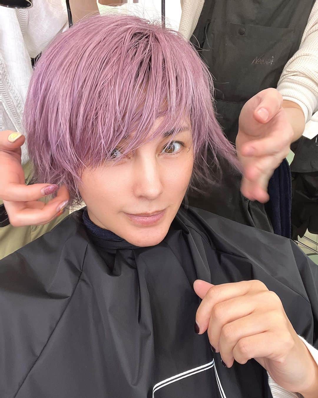 梅宮アンナさんのインスタグラム写真 - (梅宮アンナInstagram)「おはよう〜😊  今日は髪の毛のお話⭐️💕  この度、私はバイオプロミングと言う最先端のテクノロジーを使ってブリーチ、ハイトーンとカラーリングをしてみました⭐️⭐️⭐️⭐️😊  やはり、時代はどんどん進化していっています⭐️ 結果から言いますと、 ハイトーンしても切れなくて、髪の毛もゴワゴワしなかったのです。 本当にビックリでした‼️  美容院は、  @shachu_hair さんへ 場所は、渋谷です⭐️ 担当は、  @moriyoshi0118 さん 髪型は、モジャモジです。ガツンとインパクトがあって、 昔で言うと、およげたい焼き君の子門真人さんか、現代風では、菅田将暉さんでしょう⭐️😊⭐️😊😊😊👍👍  話は少しさかのぼります🤔 そもそも、私の髪の毛、真っ黒でございまして😅髪の毛の色を明るくしていたい理由がありまして⭐️ 顔がはっきりしているので、黒だと強めな印象になってしまうから💦  黒だと重い感じもして😊 だから。明るい感じにしているわけです。 昔は、ハイライトにしていましたね、細かくとって全体を明るくして⭐️  40代になり、白髪が出てきたのもあり、根元ブリーチを始めて、、 去年あたりから、ブリーチの度、地肌は痒くムズムズして🌀🌀🌀 時には、手足が痒くて腫れた時もありました。 不思議に聞こえるでしょうが、アレルギーは、直接触れた部分だけが痒み痛みがあるだけじゃなくて、毛穴や、粘膜から体内に伝わり表皮には現れたりしますからね。 先日の、マツエクのグルーで反応した時と似ていますね🤔 手のひら、足の裏側痒くて痒くて野球のグローブみたいに 晴れて、唇も💋腫れて🤣 それはそれはビックリでした😵  その症状があるまでは、  地肌にブリーチ剤がついても平気でした😌 ここ数年は、根元にブリーチ剤をつけない様にしていて😑 ただ、根元を避けてもブリーチ剤って膨張するので、やはり地肌にはついてしまいます😌  さてさて、  今回は、ニューヨークに住むセイサンから 朗報が届いて💕  @seihamada   せいさーんニューヨーク行きたいz🇺🇸🗽😅  アンナちゃんに是非試してもらいたいモノがあると😊  届いたのが、写真10枚目の４つのキットでした。  シャンプー、 コンディショナー スカルプエッセンス ヘアミスト  頭髪美容液シリーズ⭐️⭐️  何やらこちら 美容師さんの間では、 かなり注目だそうです。  セイサンからの教えでは、  次回のブリーチ、カラーリングに備えて、  27D Plusに変えて見て欲しいと😊  頭髪美容液シリーズになります⭐️  10枚目の写真ヘアタイムセス27D  地肌、髪の毛を昔の若い頃の状態に近づけていくようです。 頭皮環境を良くしていくとの事✨  ブリーチ剤、カラー剤。  リュミエリーナ社が考え出したカラーファンタジー⭐️⭐️  今までになかった新技術になっています😊  リュミエリーナ社って  あの有名なドライヤーも出ていますよね  レプロナイザー7D Plus  ドライヤー自体がプログラミングされていて、  高温でも髪の毛が痛まない様に設計されているわけです👍👍凄い👍  スパ、ホテルでよく見かけてきましたね💕💕  リュミエリーナ社のブリーチ剤も優れていましたね。 髪が切れた、ボロボロになったりと、中々髪の毛が綺麗にならないと思う。普通は。  白髪染でも見ているとやはり、髪の毛傷んだ症例をたくさん見てきました🌀🌀🤔  カラーリングだけでも同じように、痛みが目立ちますね。  中々冒険出来ない方もたくさんいらっしゃると思います。  時代は進み、進化しています。 バイオプログラミング カラーファンタジーを導入している美容院も少しずつ増えているようです⭐️😊⭐️😊  是非体感してもらいたいなと思います。  バイオプログラミングは、そのほかスキンケアもあります。  ストア情報は、  ストーリーにURLつけておきますね。  東京、名古屋、大阪、 福岡にあります⭐️⭐️  ドライヤーなど体感出来ますよ⭐️  今回。私の感想ですが、  何より、ハイトーンが出来て痒み、痛みがなく順調にいきました✨👍✨👍  私の好きなピンクバイオレット系を乗っけて💕💕  @seihamada さん  @moriyoshi0118   @shachu_hair   @bioprogramming.international   そして、リュミエリーナ社の千葉さん✨✨  ありがとうございました😊 私の悩みを一緒に考えてくれて寄り添ってくれて。。  髪の毛に元気がない方、 そして、 同じ様な悩みを持つ方へ 少しでも私の発信により、解決に向かう事が出来たらなって思っています⭐️⭐️ #バイオプログラミング  #リュミエリーナドライヤー  #ブリーチ #ハイトーンカラー  #カラーファンタジー  #進化するヘアカラー  #27dplus  #shachu」5月2日 12時54分 - annaumemiya