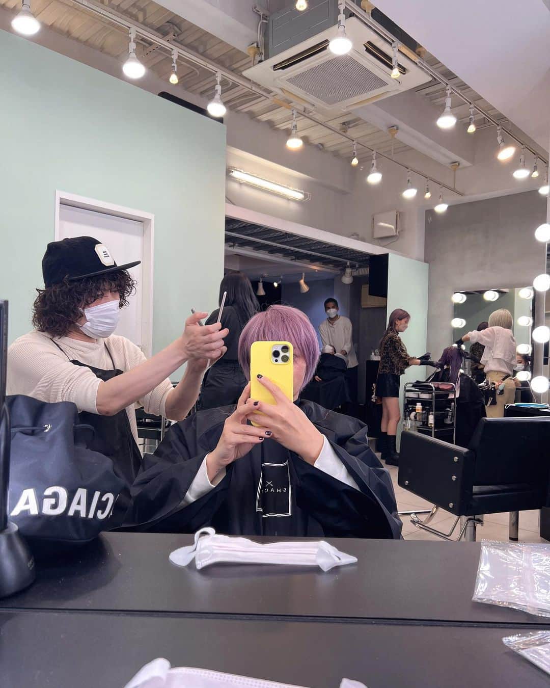 梅宮アンナさんのインスタグラム写真 - (梅宮アンナInstagram)「おはよう〜😊  今日は髪の毛のお話⭐️💕  この度、私はバイオプロミングと言う最先端のテクノロジーを使ってブリーチ、ハイトーンとカラーリングをしてみました⭐️⭐️⭐️⭐️😊  やはり、時代はどんどん進化していっています⭐️ 結果から言いますと、 ハイトーンしても切れなくて、髪の毛もゴワゴワしなかったのです。 本当にビックリでした‼️  美容院は、  @shachu_hair さんへ 場所は、渋谷です⭐️ 担当は、  @moriyoshi0118 さん 髪型は、モジャモジです。ガツンとインパクトがあって、 昔で言うと、およげたい焼き君の子門真人さんか、現代風では、菅田将暉さんでしょう⭐️😊⭐️😊😊😊👍👍  話は少しさかのぼります🤔 そもそも、私の髪の毛、真っ黒でございまして😅髪の毛の色を明るくしていたい理由がありまして⭐️ 顔がはっきりしているので、黒だと強めな印象になってしまうから💦  黒だと重い感じもして😊 だから。明るい感じにしているわけです。 昔は、ハイライトにしていましたね、細かくとって全体を明るくして⭐️  40代になり、白髪が出てきたのもあり、根元ブリーチを始めて、、 去年あたりから、ブリーチの度、地肌は痒くムズムズして🌀🌀🌀 時には、手足が痒くて腫れた時もありました。 不思議に聞こえるでしょうが、アレルギーは、直接触れた部分だけが痒み痛みがあるだけじゃなくて、毛穴や、粘膜から体内に伝わり表皮には現れたりしますからね。 先日の、マツエクのグルーで反応した時と似ていますね🤔 手のひら、足の裏側痒くて痒くて野球のグローブみたいに 晴れて、唇も💋腫れて🤣 それはそれはビックリでした😵  その症状があるまでは、  地肌にブリーチ剤がついても平気でした😌 ここ数年は、根元にブリーチ剤をつけない様にしていて😑 ただ、根元を避けてもブリーチ剤って膨張するので、やはり地肌にはついてしまいます😌  さてさて、  今回は、ニューヨークに住むセイサンから 朗報が届いて💕  @seihamada   せいさーんニューヨーク行きたいz🇺🇸🗽😅  アンナちゃんに是非試してもらいたいモノがあると😊  届いたのが、写真10枚目の４つのキットでした。  シャンプー、 コンディショナー スカルプエッセンス ヘアミスト  頭髪美容液シリーズ⭐️⭐️  何やらこちら 美容師さんの間では、 かなり注目だそうです。  セイサンからの教えでは、  次回のブリーチ、カラーリングに備えて、  27D Plusに変えて見て欲しいと😊  頭髪美容液シリーズになります⭐️  10枚目の写真ヘアタイムセス27D  地肌、髪の毛を昔の若い頃の状態に近づけていくようです。 頭皮環境を良くしていくとの事✨  ブリーチ剤、カラー剤。  リュミエリーナ社が考え出したカラーファンタジー⭐️⭐️  今までになかった新技術になっています😊  リュミエリーナ社って  あの有名なドライヤーも出ていますよね  レプロナイザー7D Plus  ドライヤー自体がプログラミングされていて、  高温でも髪の毛が痛まない様に設計されているわけです👍👍凄い👍  スパ、ホテルでよく見かけてきましたね💕💕  リュミエリーナ社のブリーチ剤も優れていましたね。 髪が切れた、ボロボロになったりと、中々髪の毛が綺麗にならないと思う。普通は。  白髪染でも見ているとやはり、髪の毛傷んだ症例をたくさん見てきました🌀🌀🤔  カラーリングだけでも同じように、痛みが目立ちますね。  中々冒険出来ない方もたくさんいらっしゃると思います。  時代は進み、進化しています。 バイオプログラミング カラーファンタジーを導入している美容院も少しずつ増えているようです⭐️😊⭐️😊  是非体感してもらいたいなと思います。  バイオプログラミングは、そのほかスキンケアもあります。  ストア情報は、  ストーリーにURLつけておきますね。  東京、名古屋、大阪、 福岡にあります⭐️⭐️  ドライヤーなど体感出来ますよ⭐️  今回。私の感想ですが、  何より、ハイトーンが出来て痒み、痛みがなく順調にいきました✨👍✨👍  私の好きなピンクバイオレット系を乗っけて💕💕  @seihamada さん  @moriyoshi0118   @shachu_hair   @bioprogramming.international   そして、リュミエリーナ社の千葉さん✨✨  ありがとうございました😊 私の悩みを一緒に考えてくれて寄り添ってくれて。。  髪の毛に元気がない方、 そして、 同じ様な悩みを持つ方へ 少しでも私の発信により、解決に向かう事が出来たらなって思っています⭐️⭐️ #バイオプログラミング  #リュミエリーナドライヤー  #ブリーチ #ハイトーンカラー  #カラーファンタジー  #進化するヘアカラー  #27dplus  #shachu」5月2日 12時54分 - annaumemiya