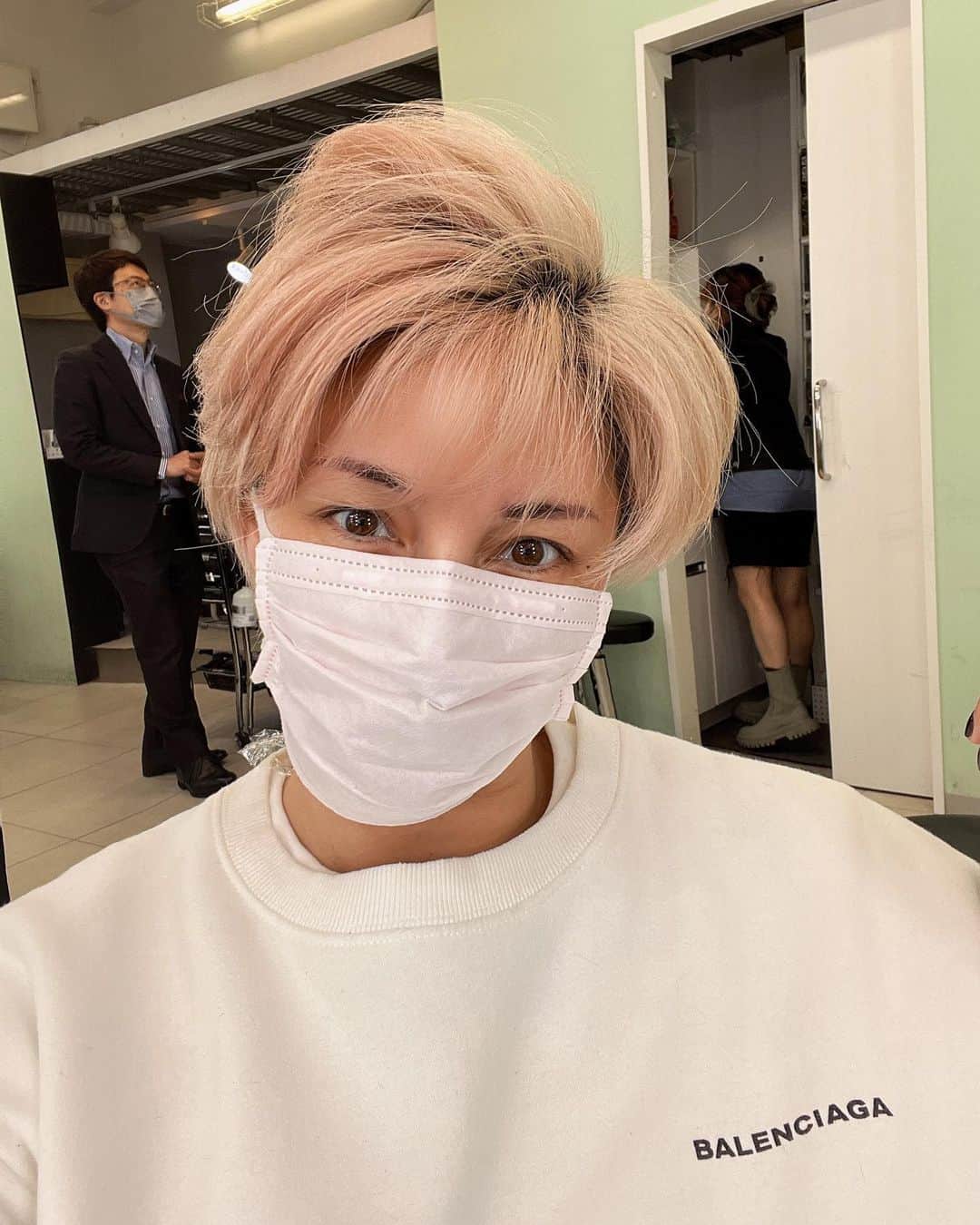 梅宮アンナさんのインスタグラム写真 - (梅宮アンナInstagram)「おはよう〜😊  今日は髪の毛のお話⭐️💕  この度、私はバイオプロミングと言う最先端のテクノロジーを使ってブリーチ、ハイトーンとカラーリングをしてみました⭐️⭐️⭐️⭐️😊  やはり、時代はどんどん進化していっています⭐️ 結果から言いますと、 ハイトーンしても切れなくて、髪の毛もゴワゴワしなかったのです。 本当にビックリでした‼️  美容院は、  @shachu_hair さんへ 場所は、渋谷です⭐️ 担当は、  @moriyoshi0118 さん 髪型は、モジャモジです。ガツンとインパクトがあって、 昔で言うと、およげたい焼き君の子門真人さんか、現代風では、菅田将暉さんでしょう⭐️😊⭐️😊😊😊👍👍  話は少しさかのぼります🤔 そもそも、私の髪の毛、真っ黒でございまして😅髪の毛の色を明るくしていたい理由がありまして⭐️ 顔がはっきりしているので、黒だと強めな印象になってしまうから💦  黒だと重い感じもして😊 だから。明るい感じにしているわけです。 昔は、ハイライトにしていましたね、細かくとって全体を明るくして⭐️  40代になり、白髪が出てきたのもあり、根元ブリーチを始めて、、 去年あたりから、ブリーチの度、地肌は痒くムズムズして🌀🌀🌀 時には、手足が痒くて腫れた時もありました。 不思議に聞こえるでしょうが、アレルギーは、直接触れた部分だけが痒み痛みがあるだけじゃなくて、毛穴や、粘膜から体内に伝わり表皮には現れたりしますからね。 先日の、マツエクのグルーで反応した時と似ていますね🤔 手のひら、足の裏側痒くて痒くて野球のグローブみたいに 晴れて、唇も💋腫れて🤣 それはそれはビックリでした😵  その症状があるまでは、  地肌にブリーチ剤がついても平気でした😌 ここ数年は、根元にブリーチ剤をつけない様にしていて😑 ただ、根元を避けてもブリーチ剤って膨張するので、やはり地肌にはついてしまいます😌  さてさて、  今回は、ニューヨークに住むセイサンから 朗報が届いて💕  @seihamada   せいさーんニューヨーク行きたいz🇺🇸🗽😅  アンナちゃんに是非試してもらいたいモノがあると😊  届いたのが、写真10枚目の４つのキットでした。  シャンプー、 コンディショナー スカルプエッセンス ヘアミスト  頭髪美容液シリーズ⭐️⭐️  何やらこちら 美容師さんの間では、 かなり注目だそうです。  セイサンからの教えでは、  次回のブリーチ、カラーリングに備えて、  27D Plusに変えて見て欲しいと😊  頭髪美容液シリーズになります⭐️  10枚目の写真ヘアタイムセス27D  地肌、髪の毛を昔の若い頃の状態に近づけていくようです。 頭皮環境を良くしていくとの事✨  ブリーチ剤、カラー剤。  リュミエリーナ社が考え出したカラーファンタジー⭐️⭐️  今までになかった新技術になっています😊  リュミエリーナ社って  あの有名なドライヤーも出ていますよね  レプロナイザー7D Plus  ドライヤー自体がプログラミングされていて、  高温でも髪の毛が痛まない様に設計されているわけです👍👍凄い👍  スパ、ホテルでよく見かけてきましたね💕💕  リュミエリーナ社のブリーチ剤も優れていましたね。 髪が切れた、ボロボロになったりと、中々髪の毛が綺麗にならないと思う。普通は。  白髪染でも見ているとやはり、髪の毛傷んだ症例をたくさん見てきました🌀🌀🤔  カラーリングだけでも同じように、痛みが目立ちますね。  中々冒険出来ない方もたくさんいらっしゃると思います。  時代は進み、進化しています。 バイオプログラミング カラーファンタジーを導入している美容院も少しずつ増えているようです⭐️😊⭐️😊  是非体感してもらいたいなと思います。  バイオプログラミングは、そのほかスキンケアもあります。  ストア情報は、  ストーリーにURLつけておきますね。  東京、名古屋、大阪、 福岡にあります⭐️⭐️  ドライヤーなど体感出来ますよ⭐️  今回。私の感想ですが、  何より、ハイトーンが出来て痒み、痛みがなく順調にいきました✨👍✨👍  私の好きなピンクバイオレット系を乗っけて💕💕  @seihamada さん  @moriyoshi0118   @shachu_hair   @bioprogramming.international   そして、リュミエリーナ社の千葉さん✨✨  ありがとうございました😊 私の悩みを一緒に考えてくれて寄り添ってくれて。。  髪の毛に元気がない方、 そして、 同じ様な悩みを持つ方へ 少しでも私の発信により、解決に向かう事が出来たらなって思っています⭐️⭐️ #バイオプログラミング  #リュミエリーナドライヤー  #ブリーチ #ハイトーンカラー  #カラーファンタジー  #進化するヘアカラー  #27dplus  #shachu」5月2日 12時54分 - annaumemiya