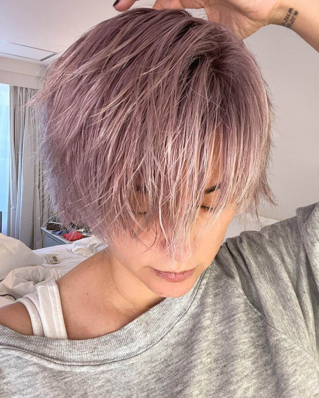 梅宮アンナさんのインスタグラム写真 - (梅宮アンナInstagram)「おはよう〜😊  今日は髪の毛のお話⭐️💕  この度、私はバイオプロミングと言う最先端のテクノロジーを使ってブリーチ、ハイトーンとカラーリングをしてみました⭐️⭐️⭐️⭐️😊  やはり、時代はどんどん進化していっています⭐️ 結果から言いますと、 ハイトーンしても切れなくて、髪の毛もゴワゴワしなかったのです。 本当にビックリでした‼️  美容院は、  @shachu_hair さんへ 場所は、渋谷です⭐️ 担当は、  @moriyoshi0118 さん 髪型は、モジャモジです。ガツンとインパクトがあって、 昔で言うと、およげたい焼き君の子門真人さんか、現代風では、菅田将暉さんでしょう⭐️😊⭐️😊😊😊👍👍  話は少しさかのぼります🤔 そもそも、私の髪の毛、真っ黒でございまして😅髪の毛の色を明るくしていたい理由がありまして⭐️ 顔がはっきりしているので、黒だと強めな印象になってしまうから💦  黒だと重い感じもして😊 だから。明るい感じにしているわけです。 昔は、ハイライトにしていましたね、細かくとって全体を明るくして⭐️  40代になり、白髪が出てきたのもあり、根元ブリーチを始めて、、 去年あたりから、ブリーチの度、地肌は痒くムズムズして🌀🌀🌀 時には、手足が痒くて腫れた時もありました。 不思議に聞こえるでしょうが、アレルギーは、直接触れた部分だけが痒み痛みがあるだけじゃなくて、毛穴や、粘膜から体内に伝わり表皮には現れたりしますからね。 先日の、マツエクのグルーで反応した時と似ていますね🤔 手のひら、足の裏側痒くて痒くて野球のグローブみたいに 晴れて、唇も💋腫れて🤣 それはそれはビックリでした😵  その症状があるまでは、  地肌にブリーチ剤がついても平気でした😌 ここ数年は、根元にブリーチ剤をつけない様にしていて😑 ただ、根元を避けてもブリーチ剤って膨張するので、やはり地肌にはついてしまいます😌  さてさて、  今回は、ニューヨークに住むセイサンから 朗報が届いて💕  @seihamada   せいさーんニューヨーク行きたいz🇺🇸🗽😅  アンナちゃんに是非試してもらいたいモノがあると😊  届いたのが、写真10枚目の４つのキットでした。  シャンプー、 コンディショナー スカルプエッセンス ヘアミスト  頭髪美容液シリーズ⭐️⭐️  何やらこちら 美容師さんの間では、 かなり注目だそうです。  セイサンからの教えでは、  次回のブリーチ、カラーリングに備えて、  27D Plusに変えて見て欲しいと😊  頭髪美容液シリーズになります⭐️  10枚目の写真ヘアタイムセス27D  地肌、髪の毛を昔の若い頃の状態に近づけていくようです。 頭皮環境を良くしていくとの事✨  ブリーチ剤、カラー剤。  リュミエリーナ社が考え出したカラーファンタジー⭐️⭐️  今までになかった新技術になっています😊  リュミエリーナ社って  あの有名なドライヤーも出ていますよね  レプロナイザー7D Plus  ドライヤー自体がプログラミングされていて、  高温でも髪の毛が痛まない様に設計されているわけです👍👍凄い👍  スパ、ホテルでよく見かけてきましたね💕💕  リュミエリーナ社のブリーチ剤も優れていましたね。 髪が切れた、ボロボロになったりと、中々髪の毛が綺麗にならないと思う。普通は。  白髪染でも見ているとやはり、髪の毛傷んだ症例をたくさん見てきました🌀🌀🤔  カラーリングだけでも同じように、痛みが目立ちますね。  中々冒険出来ない方もたくさんいらっしゃると思います。  時代は進み、進化しています。 バイオプログラミング カラーファンタジーを導入している美容院も少しずつ増えているようです⭐️😊⭐️😊  是非体感してもらいたいなと思います。  バイオプログラミングは、そのほかスキンケアもあります。  ストア情報は、  ストーリーにURLつけておきますね。  東京、名古屋、大阪、 福岡にあります⭐️⭐️  ドライヤーなど体感出来ますよ⭐️  今回。私の感想ですが、  何より、ハイトーンが出来て痒み、痛みがなく順調にいきました✨👍✨👍  私の好きなピンクバイオレット系を乗っけて💕💕  @seihamada さん  @moriyoshi0118   @shachu_hair   @bioprogramming.international   そして、リュミエリーナ社の千葉さん✨✨  ありがとうございました😊 私の悩みを一緒に考えてくれて寄り添ってくれて。。  髪の毛に元気がない方、 そして、 同じ様な悩みを持つ方へ 少しでも私の発信により、解決に向かう事が出来たらなって思っています⭐️⭐️ #バイオプログラミング  #リュミエリーナドライヤー  #ブリーチ #ハイトーンカラー  #カラーファンタジー  #進化するヘアカラー  #27dplus  #shachu」5月2日 12時54分 - annaumemiya