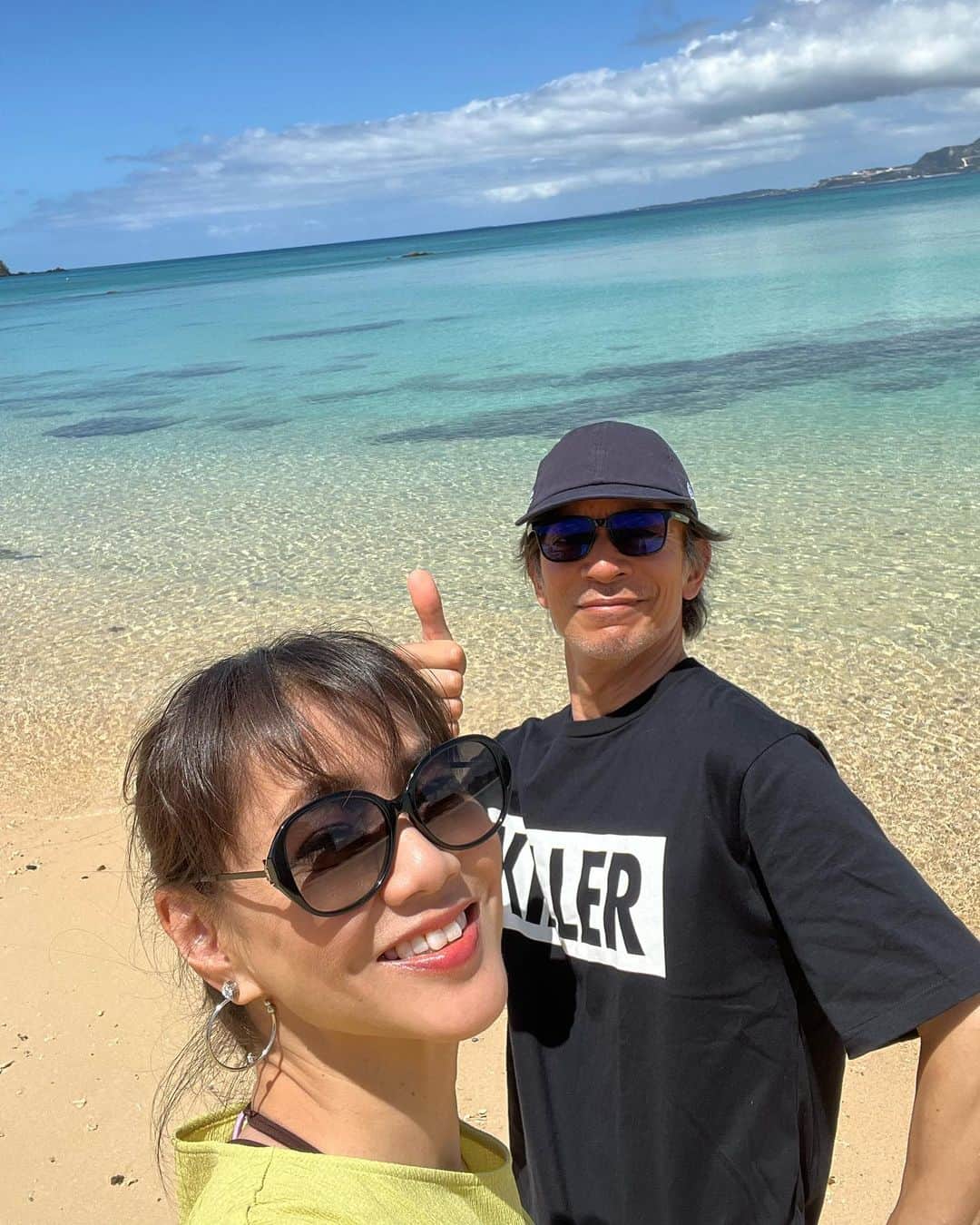 前田典子さんのインスタグラム写真 - (前田典子Instagram)「#沖縄 ☀️ #海がきれいだった🏖  #幸喜ビーチ 4月半ばに行ったので まだ、誰もいなくて #貸し切り状態のビーチ #50.60喜んで #海でも泳ぎました  最後の写真は主人がサングラスのレンズ越しに撮ってみたのですがレンズ越しだとめちゃめちゃ青い💙🕶  #旅の備忘録 #マエノリ」5月2日 13時04分 - maenorichang