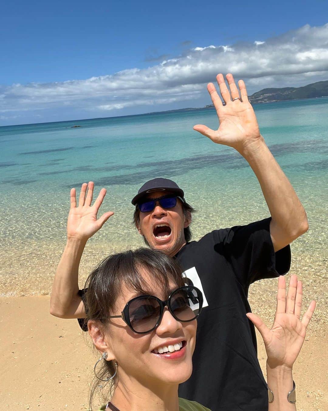 前田典子さんのインスタグラム写真 - (前田典子Instagram)「#沖縄 ☀️ #海がきれいだった🏖  #幸喜ビーチ 4月半ばに行ったので まだ、誰もいなくて #貸し切り状態のビーチ #50.60喜んで #海でも泳ぎました  最後の写真は主人がサングラスのレンズ越しに撮ってみたのですがレンズ越しだとめちゃめちゃ青い💙🕶  #旅の備忘録 #マエノリ」5月2日 13時04分 - maenorichang