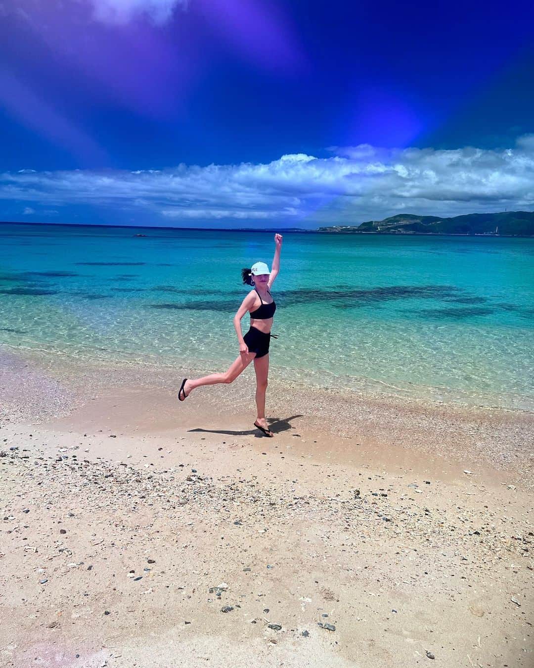 前田典子さんのインスタグラム写真 - (前田典子Instagram)「#沖縄 ☀️ #海がきれいだった🏖  #幸喜ビーチ 4月半ばに行ったので まだ、誰もいなくて #貸し切り状態のビーチ #50.60喜んで #海でも泳ぎました  最後の写真は主人がサングラスのレンズ越しに撮ってみたのですがレンズ越しだとめちゃめちゃ青い💙🕶  #旅の備忘録 #マエノリ」5月2日 13時04分 - maenorichang