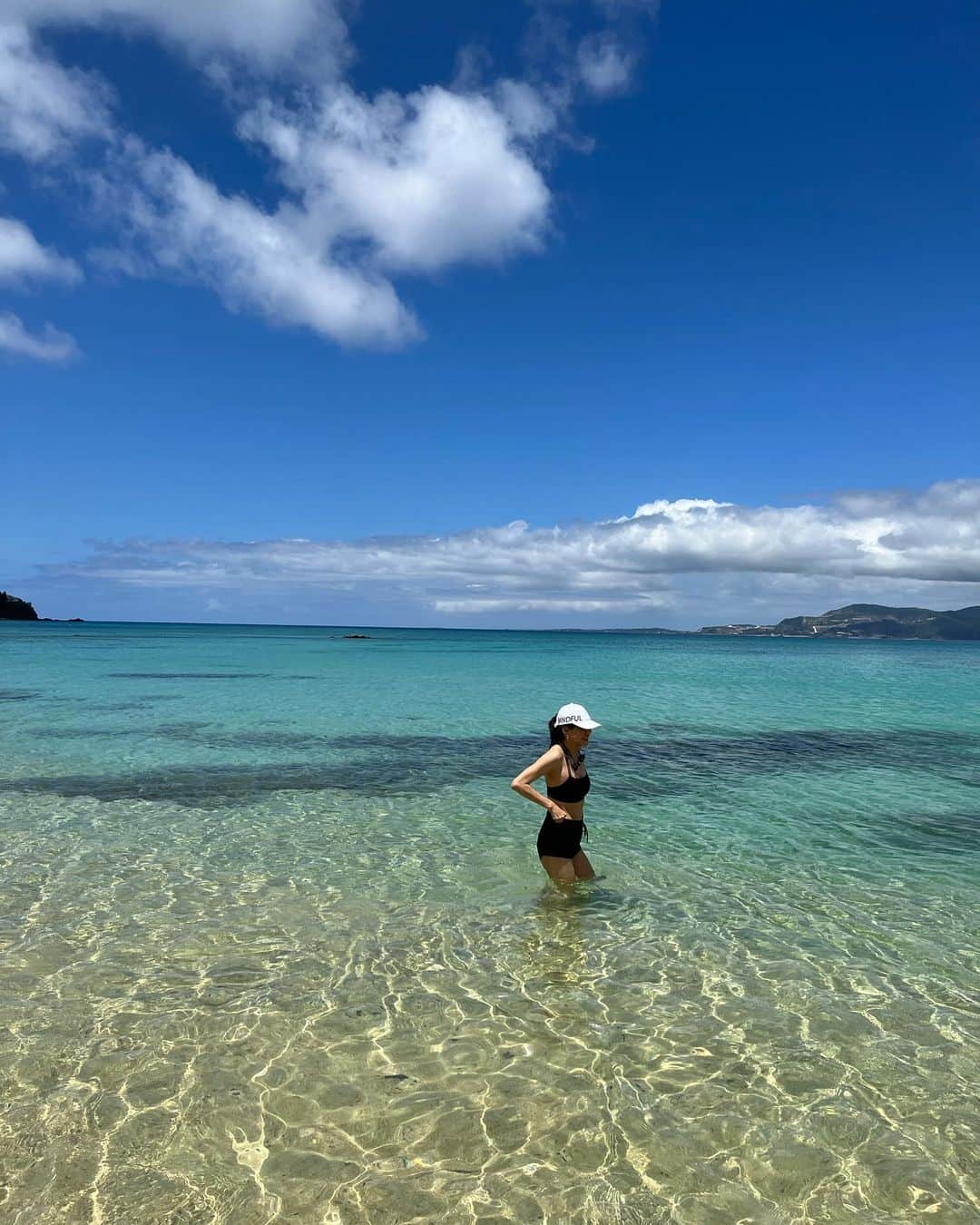 前田典子さんのインスタグラム写真 - (前田典子Instagram)「#沖縄 ☀️ #海がきれいだった🏖  #幸喜ビーチ 4月半ばに行ったので まだ、誰もいなくて #貸し切り状態のビーチ #50.60喜んで #海でも泳ぎました  最後の写真は主人がサングラスのレンズ越しに撮ってみたのですがレンズ越しだとめちゃめちゃ青い💙🕶  #旅の備忘録 #マエノリ」5月2日 13時04分 - maenorichang