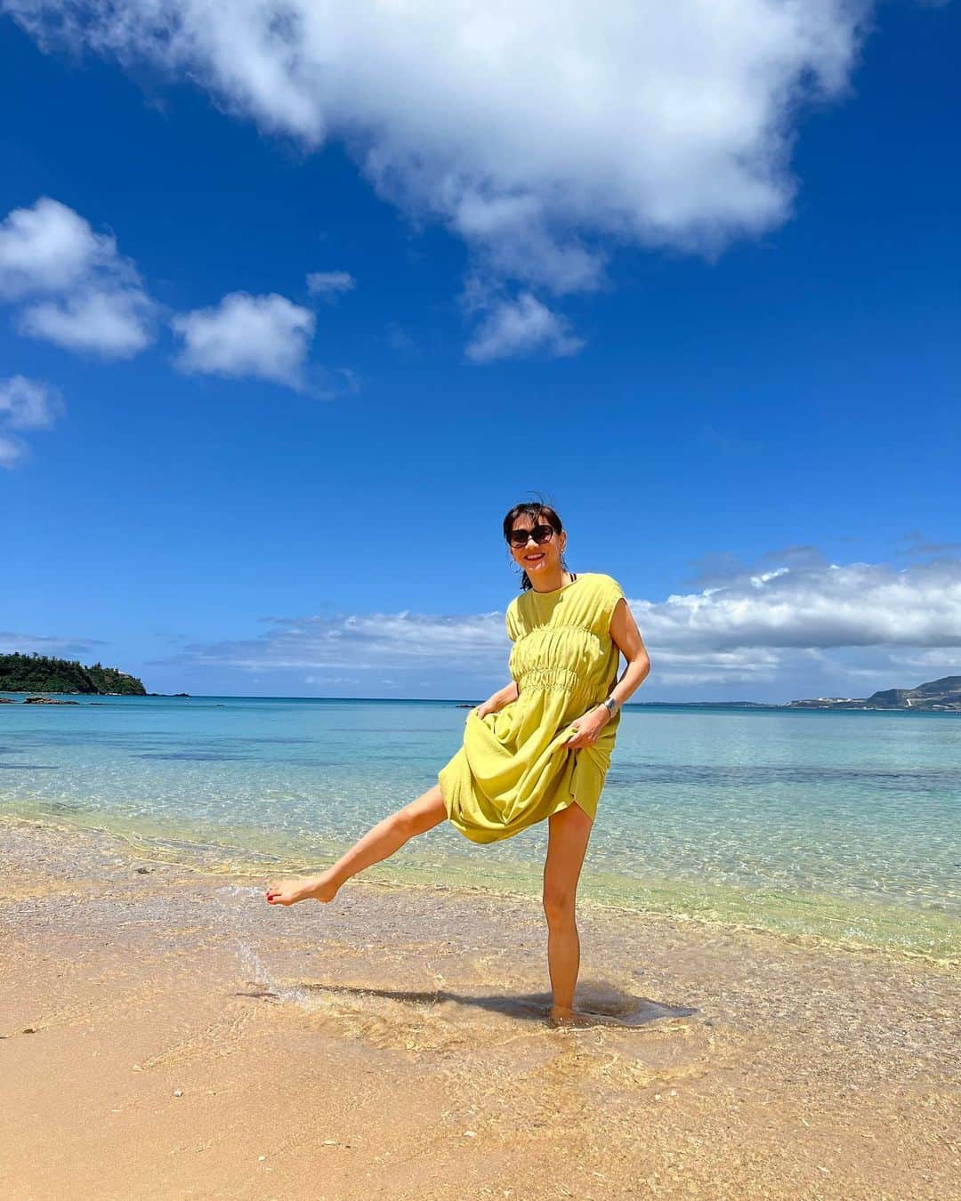 前田典子さんのインスタグラム写真 - (前田典子Instagram)「#沖縄 ☀️ #海がきれいだった🏖  #幸喜ビーチ 4月半ばに行ったので まだ、誰もいなくて #貸し切り状態のビーチ #50.60喜んで #海でも泳ぎました  最後の写真は主人がサングラスのレンズ越しに撮ってみたのですがレンズ越しだとめちゃめちゃ青い💙🕶  #旅の備忘録 #マエノリ」5月2日 13時04分 - maenorichang