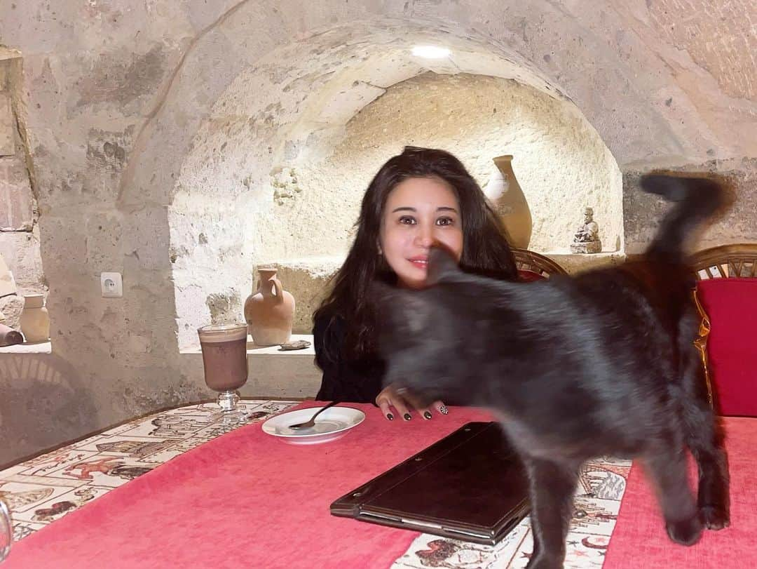 Yuriyaさんのインスタグラム写真 - (YuriyaInstagram)「世界ふしぎ発見 #cappadocia #turkey #kappadokya #cave #国ごと猫カフェ #すっぴんでガンガン外出るタイプ」5月2日 13時45分 - yuriya_michelle