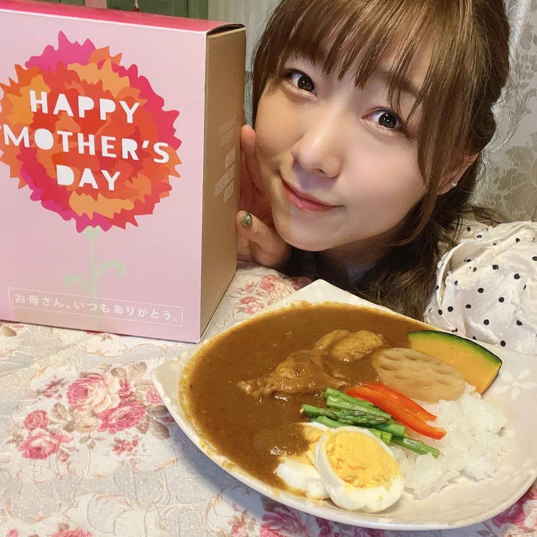 須田亜香里さんのインスタグラム写真 - (須田亜香里Instagram)「母の日ギフトに迷ってる皆様にオススメです☺️  青山にある美味しいカレー屋さん TOKYO SPICE ななCURRY(@nana_curry_7 )のカレーのレトルト🍛  一皿に玉ねぎ丸ごと一個分が溶け込んでいるグルテンフリーで体に優しい美味しいカレー。 チキンはゴロッとレトルトに入ってます☺️  一足お先に私も母に振舞ってみたのですが、お店で食べた時みたいに綺麗にはならなかった🤔🥚 ラストにお店で食べた時の写真もつけました(笑)  #TOKYOSPICEななCURRY青山 #グルテンフリー #無添加 #無着色 #母の日ギフト @nana_curry_7」5月2日 15時59分 - akarisuda