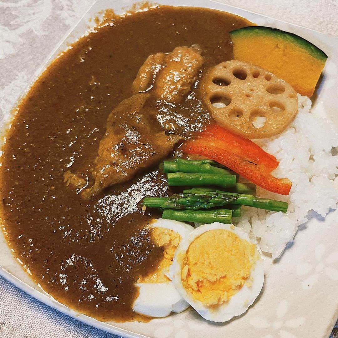 須田亜香里さんのインスタグラム写真 - (須田亜香里Instagram)「母の日ギフトに迷ってる皆様にオススメです☺️  青山にある美味しいカレー屋さん TOKYO SPICE ななCURRY(@nana_curry_7 )のカレーのレトルト🍛  一皿に玉ねぎ丸ごと一個分が溶け込んでいるグルテンフリーで体に優しい美味しいカレー。 チキンはゴロッとレトルトに入ってます☺️  一足お先に私も母に振舞ってみたのですが、お店で食べた時みたいに綺麗にはならなかった🤔🥚 ラストにお店で食べた時の写真もつけました(笑)  #TOKYOSPICEななCURRY青山 #グルテンフリー #無添加 #無着色 #母の日ギフト @nana_curry_7」5月2日 15時59分 - akarisuda