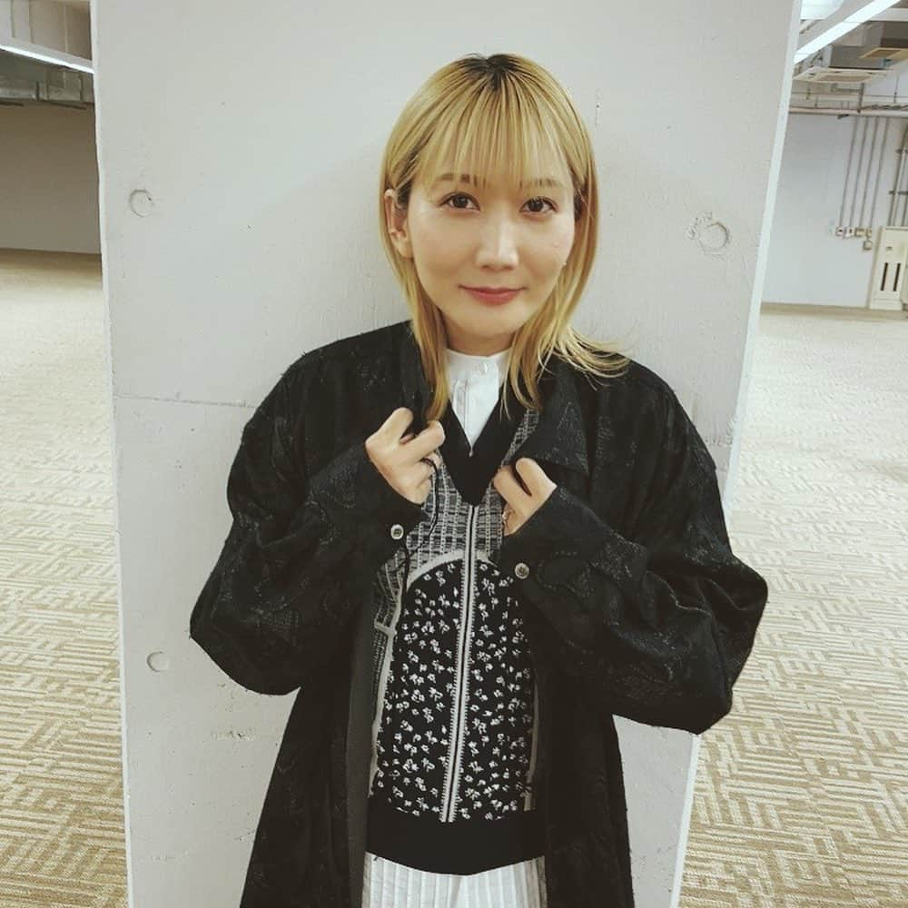 Saoriさんのインスタグラム写真 - (SaoriInstagram)「私服で撮影にきて下さい〜と言われ、 大好きなmameとmidorikawaの服を着てお出かけ。  着飾って人前に出るのは楽しいけれど、 普段の生活ではあまりメイクもしないし、 楽な格好で原稿を書いたり曲を作ったりしてる。 日焼け止めとリップくらい。  だから眉のアートメイクはお気に入り。 薄くなったらまたやりたい。  4枚目は施術直後。 @kaori_thebrows_artmake  ありがとうございます☺️  #アートメイク眉 #アートメイク #アートメイク増淵」5月2日 16時10分 - saori_fujisaki