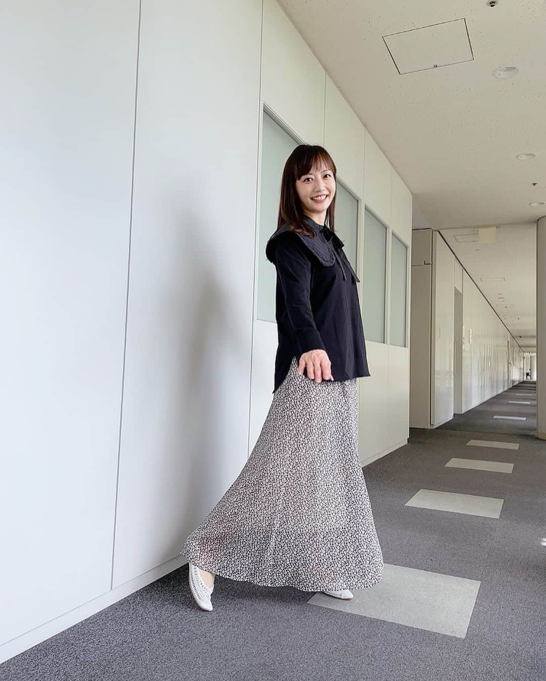 島本真衣さんのインスタグラム写真 - (島本真衣Instagram)「今日着用させて頂いた衣装です♪ 私服もたまたま同じブランドでなんだか嬉しくなりました🤍  #衣装 #ブラウス #パンツ @_y_o_r_i_   #イヤーカフ  @yoaa.official   #パンプス @kanematsu_official   #5枚目と6枚目 #私服 #テレビ朝日 #アナウンサー #島本真衣」5月2日 17時14分 - mai_shimamoto_ex
