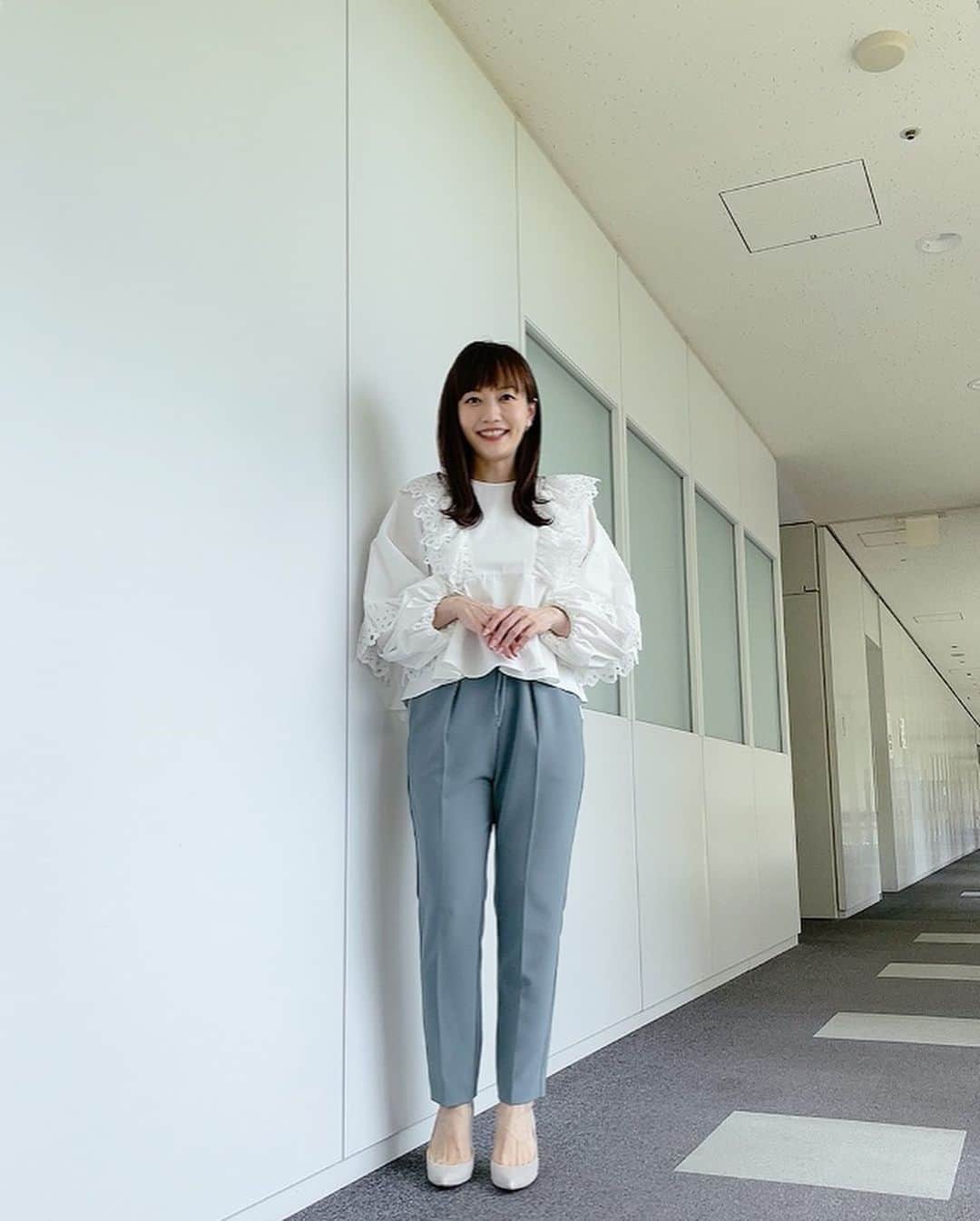 島本真衣さんのインスタグラム写真 - (島本真衣Instagram)「今日着用させて頂いた衣装です♪ 私服もたまたま同じブランドでなんだか嬉しくなりました🤍  #衣装 #ブラウス #パンツ @_y_o_r_i_   #イヤーカフ  @yoaa.official   #パンプス @kanematsu_official   #5枚目と6枚目 #私服 #テレビ朝日 #アナウンサー #島本真衣」5月2日 17時14分 - mai_shimamoto_ex