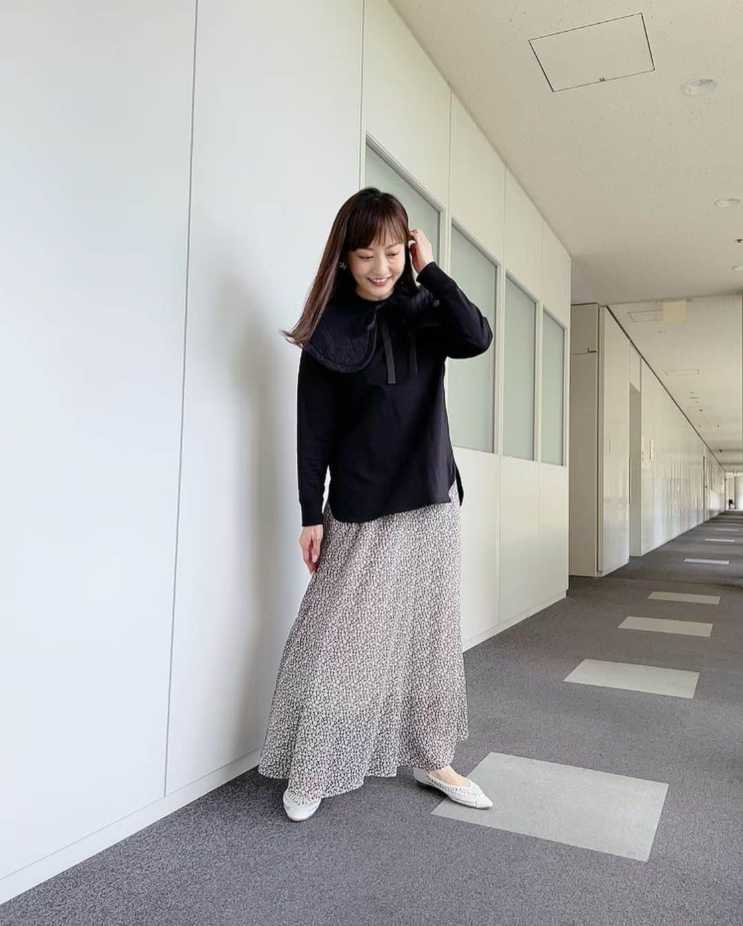 島本真衣さんのインスタグラム写真 - (島本真衣Instagram)「今日着用させて頂いた衣装です♪ 私服もたまたま同じブランドでなんだか嬉しくなりました🤍  #衣装 #ブラウス #パンツ @_y_o_r_i_   #イヤーカフ  @yoaa.official   #パンプス @kanematsu_official   #5枚目と6枚目 #私服 #テレビ朝日 #アナウンサー #島本真衣」5月2日 17時14分 - mai_shimamoto_ex