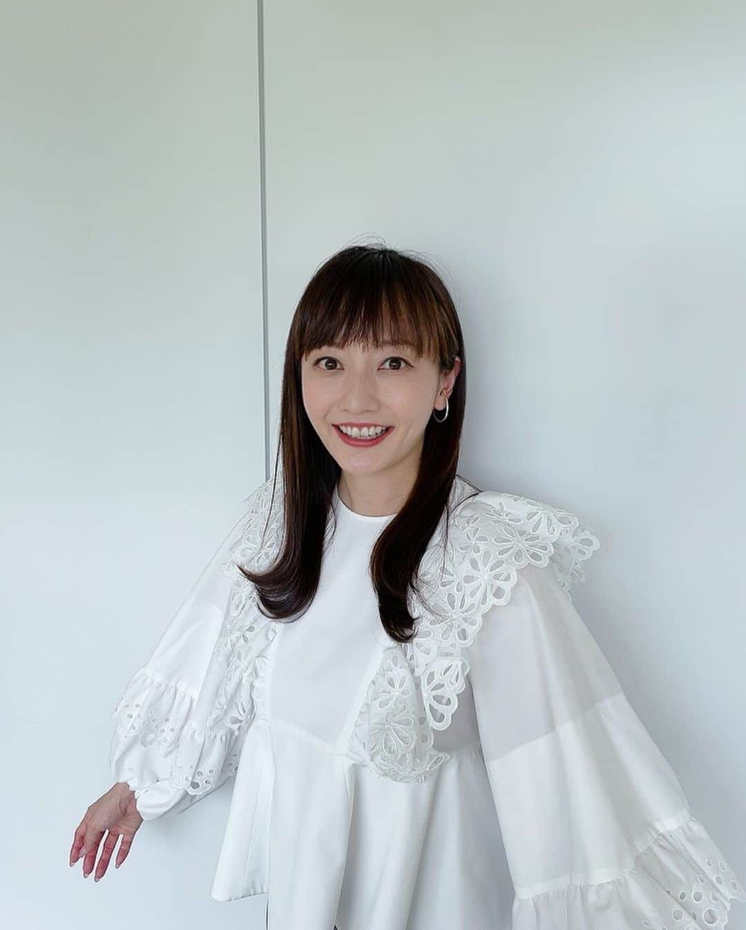 島本真衣さんのインスタグラム写真 - (島本真衣Instagram)「今日着用させて頂いた衣装です♪ 私服もたまたま同じブランドでなんだか嬉しくなりました🤍  #衣装 #ブラウス #パンツ @_y_o_r_i_   #イヤーカフ  @yoaa.official   #パンプス @kanematsu_official   #5枚目と6枚目 #私服 #テレビ朝日 #アナウンサー #島本真衣」5月2日 17時14分 - mai_shimamoto_ex