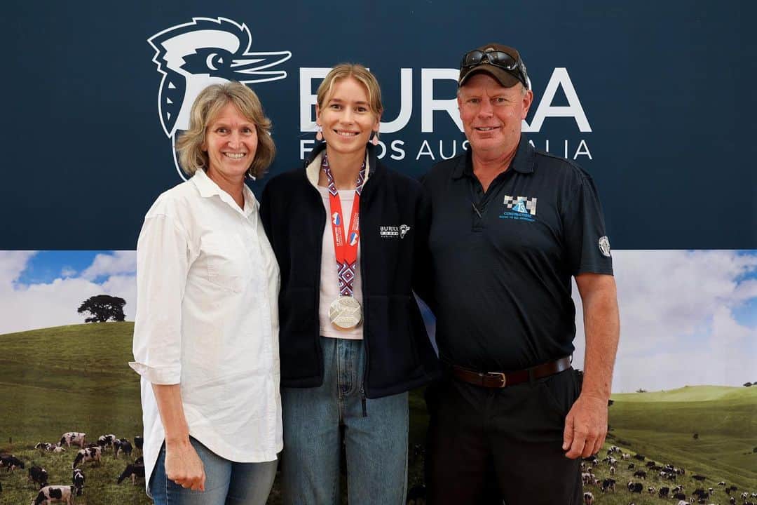 エレナー・パターソンさんのインスタグラム写真 - (エレナー・パターソンInstagram)「Snaps from a recent whirlwind trip back to my home in South Gippsland. It was so great to finally meet my friends from Burra Foods. They have been supporting me these past two years and I am so so grateful to partner with them and have their support. I am a very proud Gippy girl and so proud to be supported by the best in Gippsland.  I even took my parents along because I’m never home & so made them spend all their time with me mwahah」5月2日 17時20分 - eleanorpatterson