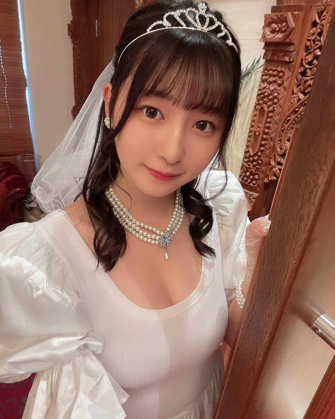 我妻ゆりかさんのインスタグラム写真 - (我妻ゆりかInstagram)「花嫁姿どうですか？  #チェキカメ同好会 でした！💖  来てくれてありがとうございました！ とっっても楽しかったです💐♡ 初めての花嫁風衣装…！ たのしかった〜っっ✨  いつか本物のウェディングドレス着れたらいいな〜っ✨  #結婚式 #ゼクシィ #ウェディングドレス」5月2日 17時58分 - wagatsuma_yurika