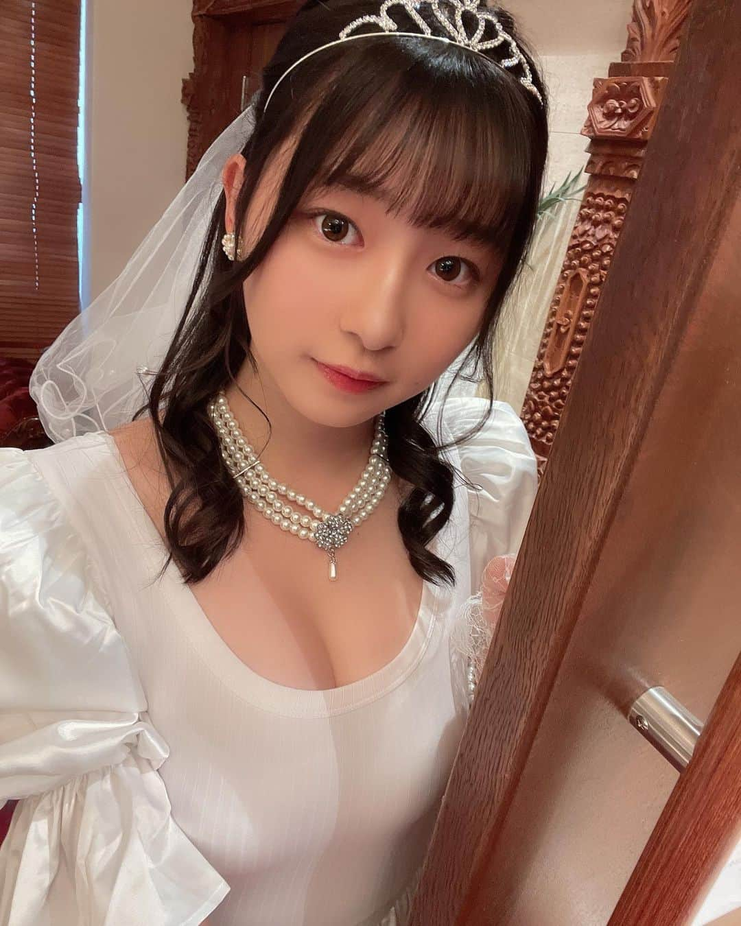 我妻ゆりかさんのインスタグラム写真 - (我妻ゆりかInstagram)「花嫁姿どうですか？  #チェキカメ同好会 でした！💖  来てくれてありがとうございました！ とっっても楽しかったです💐♡ 初めての花嫁風衣装…！ たのしかった〜っっ✨  いつか本物のウェディングドレス着れたらいいな〜っ✨  #結婚式 #ゼクシィ #ウェディングドレス」5月2日 17時58分 - wagatsuma_yurika