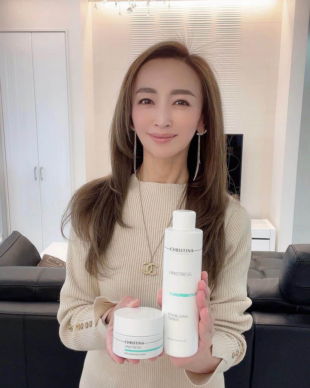Akiさんのインスタグラム写真 - (AkiInstagram)「春のゆらぎ肌におすすめのスキンケア🌿  田中みな実さんはじめ多くの著名人が 愛用していることでも有名な @christinajapan✨  その中でもUNSTRESS〜アンストレスシリーズは 世界トップレベルの科学者とクリスティーナによって共同 開発された、ストレス肌用の保護強化トリートメント😌  かゆみ•炎症•赤みなどを解消し、お肌に潤いを与え エイジングケアしてくれるよ🤍  乾燥による敏感肌や紫外線や摩擦によるダメージを 回復させ、肌機能を再生&強化してくれます🍀  この季節は花粉症や黄砂、冬の乾燥の影響、そして新しい 生活環境のストレスなどでとにかくお肌の調子が日替わり。  アンストレスシリーズがお肌のトラブルを 落ち着かせてくれるよ♡  私が使っているのは ❤︎スタビライジングトナー 　ゆらぎがちな肌バランスをサポートし、 　お肌のコンディションを整えます　  ❤︎リフレッシングマスク 　シワを修復して落ち着かせなめらかにします  クリスティーナ化粧品は最近、美容クリニックでも 使用されている実力派コスメなので注目のコスメです💕  #クリスティーナ化粧品#クリスティーナ#化粧水#パック#乾燥#シワ #肌トラブル #美肌#美肌ケア#エイジングケア#アンチエイジング#美容#美容好き#コスメ #コスメ大好き#コスメ好き#コスメ紹介#コスメレポ#おすすめコスメ#コスメ垢#コスメオタク#化粧品#美容マニア#コスメレビュー#コスメ紹介#コスメ好きさんと繋がりたい #beauty#cosme」5月2日 18時20分 - aki_0624