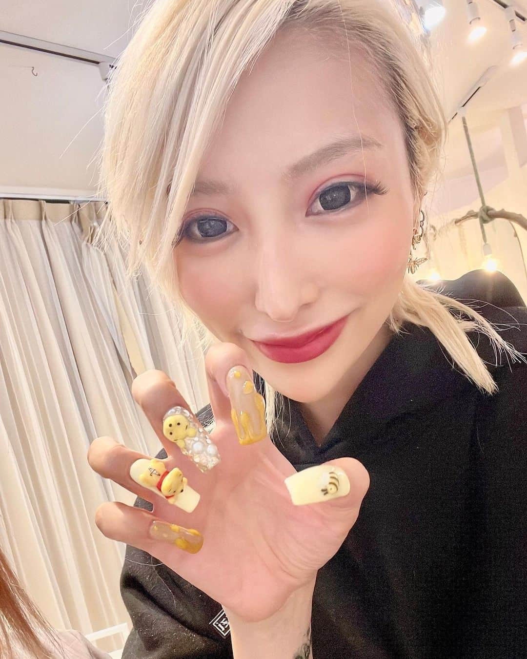 加藤紗里さんのインスタグラム写真 - (加藤紗里Instagram)「ネイル💅チェンジ❤️ えりさん　@chipieee_eri ちょっと映り込み😏 今回はプーさんネイル🧸  #ネイル #プーさんネイル」5月2日 18時22分 - katosari