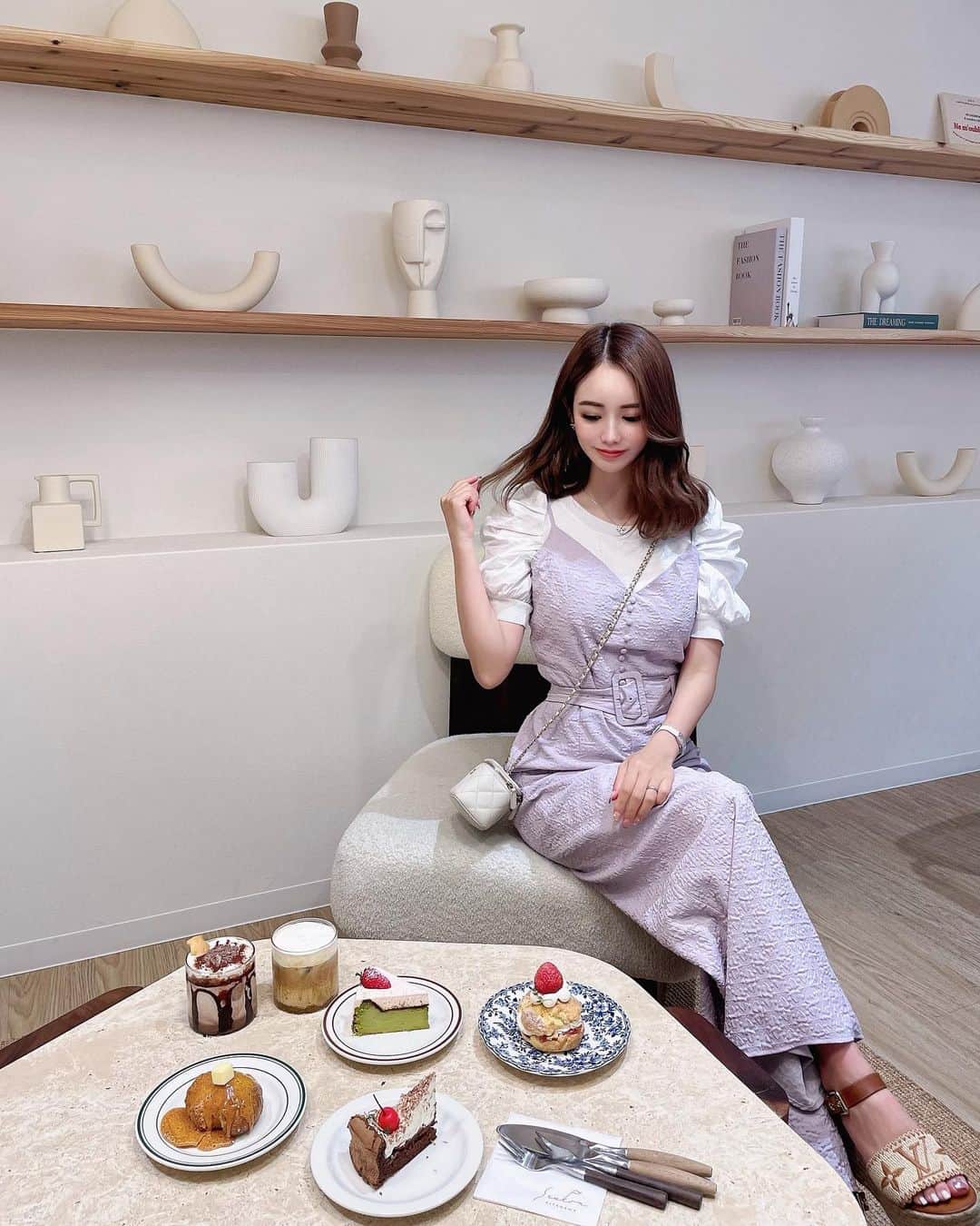 姫奈さんのインスタグラム写真 - (姫奈Instagram)「.  ここのカフェ可愛すぎるのに ケーキとスコーン美味しすぎて また違うの食べに行きたい🧁💓  せれなちゃんとラーメン食べた後の デザート4つは🐷すぎるなぁ🤤  （ベルトぐにゃってるの気になる）  #北浜カフェ #北浜 #大阪カフェ」5月2日 18時42分 - hinapin_0210