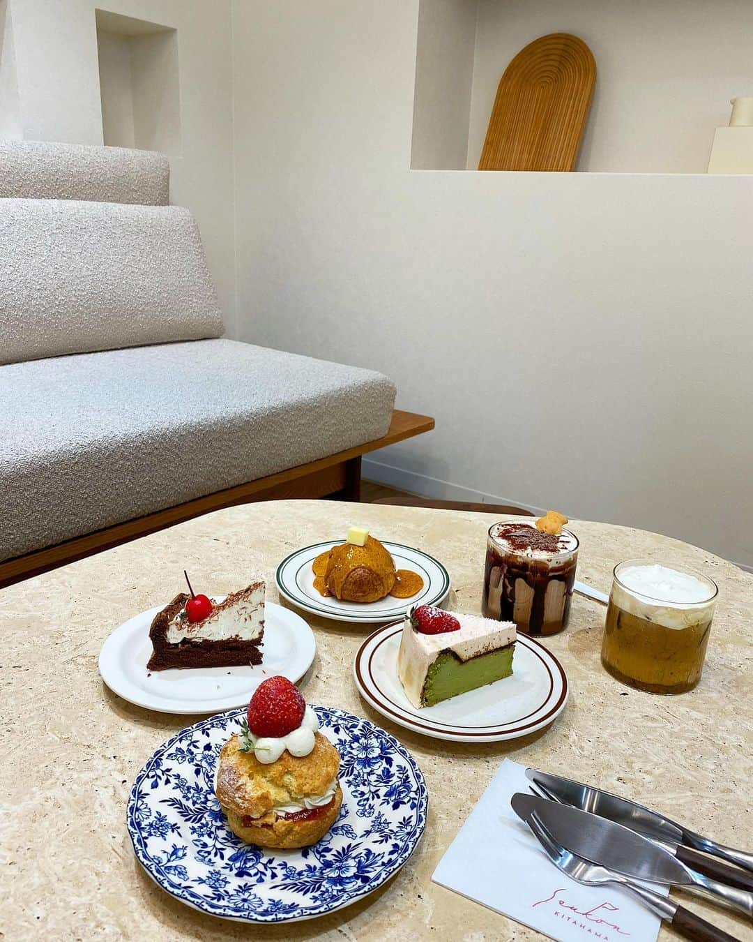 姫奈さんのインスタグラム写真 - (姫奈Instagram)「.  ここのカフェ可愛すぎるのに ケーキとスコーン美味しすぎて また違うの食べに行きたい🧁💓  せれなちゃんとラーメン食べた後の デザート4つは🐷すぎるなぁ🤤  （ベルトぐにゃってるの気になる）  #北浜カフェ #北浜 #大阪カフェ」5月2日 18時42分 - hinapin_0210
