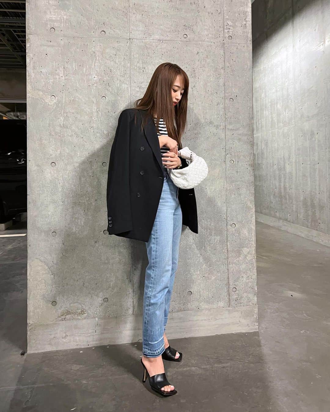 近藤千尋さんのインスタグラム写真 - (近藤千尋Instagram)「収録終わりの一枚🫶🏻📸 GWは仕事したりやすみだったり。🤍 子供達とまったり過ごしたりしてます💕  明日は埼玉の イオンモール川口前川店にて 14時からサウスコートで トークショーです❣️ フリーでどなたでもご覧いただけます💕  当日券でも着席して観れるので 遊びに来てください🫡✨✨  当日券をご希望のお客様へ⏬ 5月3日（火）当日、10時より AZUL BY MOUSSY川口前川店で トークショーの参加券を先着50名様限定で配布致します♥️ 専門店1F　6番出入口にてお並び頂いていただいた方より ご案内・整理券を配布致します。 お座席には限りがありますので予めご了承ください。  たくさん皆さんとお話しできたら うれしいです❤️ お待ちしておりまーす🤍🤍🤍」5月2日 18時47分 - chipichan.1215