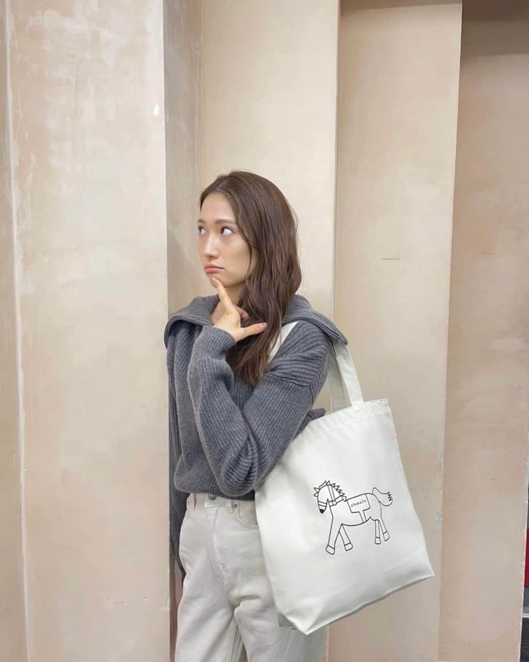 大野いとさんのインスタグラム写真 - (大野いとInstagram)「手書きの馬トート、@piko___kaila さんでぜひチェックしてください🌟 #コラボトート  #🐴」5月2日 18時58分 - ohno_ito