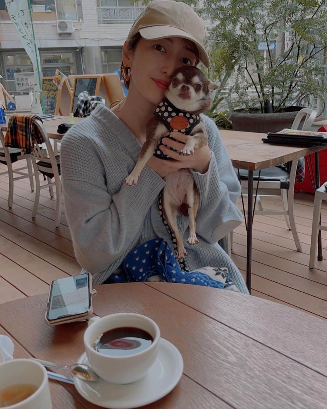 上野なつひさんのインスタグラム写真 - (上野なつひInstagram)「愛がずっとそばにある❤️  愛おしいなぁ…  キナコとチョコとデート✨ #チワワ #愛犬  #dog」5月2日 21時24分 - natsuhi