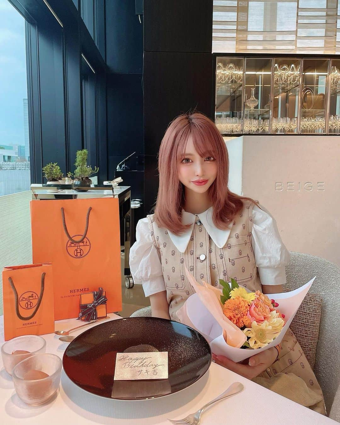 サキ吉さんのインスタグラム写真 - (サキ吉Instagram)「クレアママからのプレゼント🍊 HERMESのマネークリップ🐴✨✨ とっても珍しいものを頂いてしまって🥹💕 お手紙と可愛いスタバチケットも！☕💭 ありがとうございます🥲💓 ． そしてこの日にどうしても初おろししたかったHERMESのワンピ🧡 お店の雰囲気にもピッタリだった✨ ． ． ． #銀座 #銀座ランチ #銀座グルメ #ベージュアランデュカス #ベージュアランデュカス東京 #シャネル銀座 #hermes #mybirthday #birthdaysurprise #birthdaypresent #hermesプレタポルテ2022ss #エルメスプレタ2022ss #エルメスプレタ#エルメスプレタ2022春夏」5月2日 21時48分 - sakikichi1201