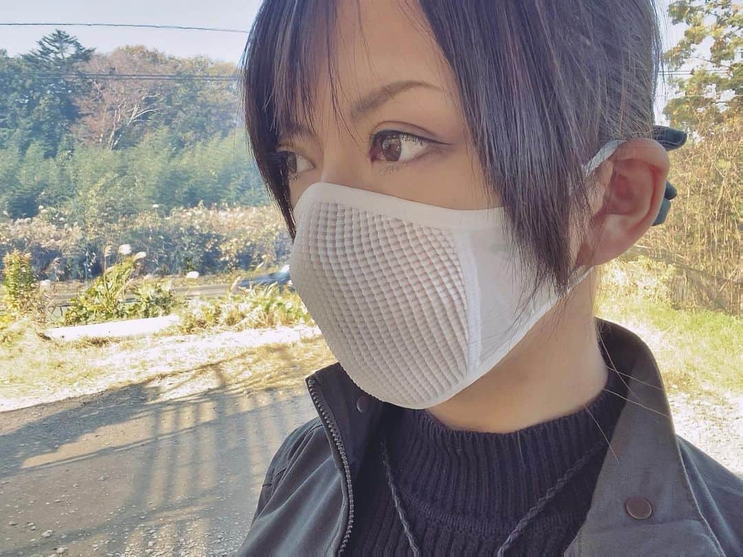 みりどる乙夜さんのインスタグラム写真 - (みりどる乙夜Instagram)「NAROO MASK  N0U (エヌゼロユー) ナルーマスクの、日焼け対策用のモデルです。 口元のEX-SHADERという生地は、心拍数の上がるハードなスポーツでも呼吸が楽に出来ます。 さらに接触冷感素材を使用しているので、夏の暑い時期でもマスク内に熱がこもりません😷🌿  ストラップの長さは調整できます。細めで快適✨ カラーバリエーションは、白と黒がありますよ！  #naroomask #naroomaskアンバサダー #mask #face #facemask #military #militarylife #militarywomen #selfie #sport #myfavorite #ナルーマスク #ナルーマスクアンバサダー #自撮り #アイウェア #マスク #日焼け対策 #ミリタリー #ミリドル #乙夜」5月2日 21時59分 - itsuya_miridoru