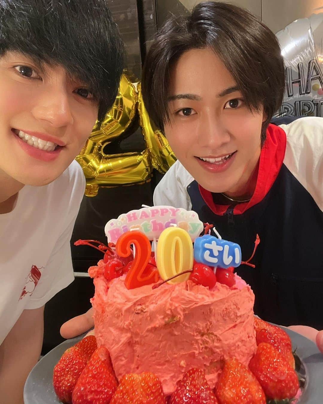 佐野勇斗さんのインスタグラム写真 - (佐野勇斗Instagram)「舜太20歳おめでとう佐野飯 見てくれてありがとうー！  最高に楽しかったぜい！  あと1時間で舜太も20歳！！  お祝いに、 フォローしにいってねん  @sonoshunta_milk   #MILK #曽野舜太 #佐野勇斗」5月2日 22時49分 - sanohayato_milk