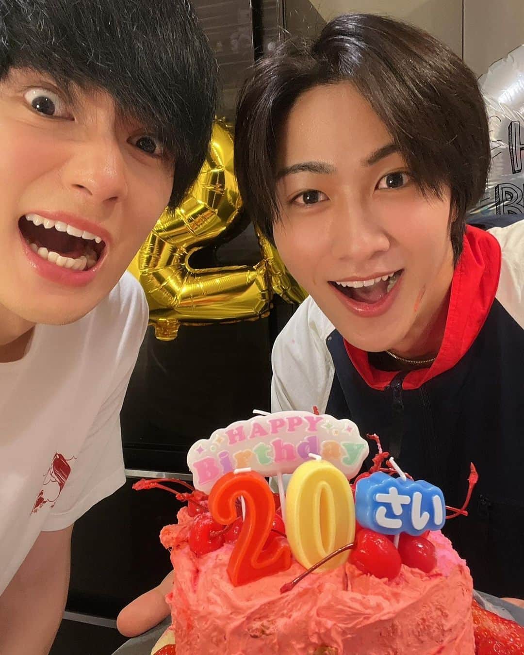 佐野勇斗さんのインスタグラム写真 - (佐野勇斗Instagram)「舜太20歳おめでとう佐野飯 見てくれてありがとうー！  最高に楽しかったぜい！  あと1時間で舜太も20歳！！  お祝いに、 フォローしにいってねん  @sonoshunta_milk   #MILK #曽野舜太 #佐野勇斗」5月2日 22時49分 - sanohayato_milk