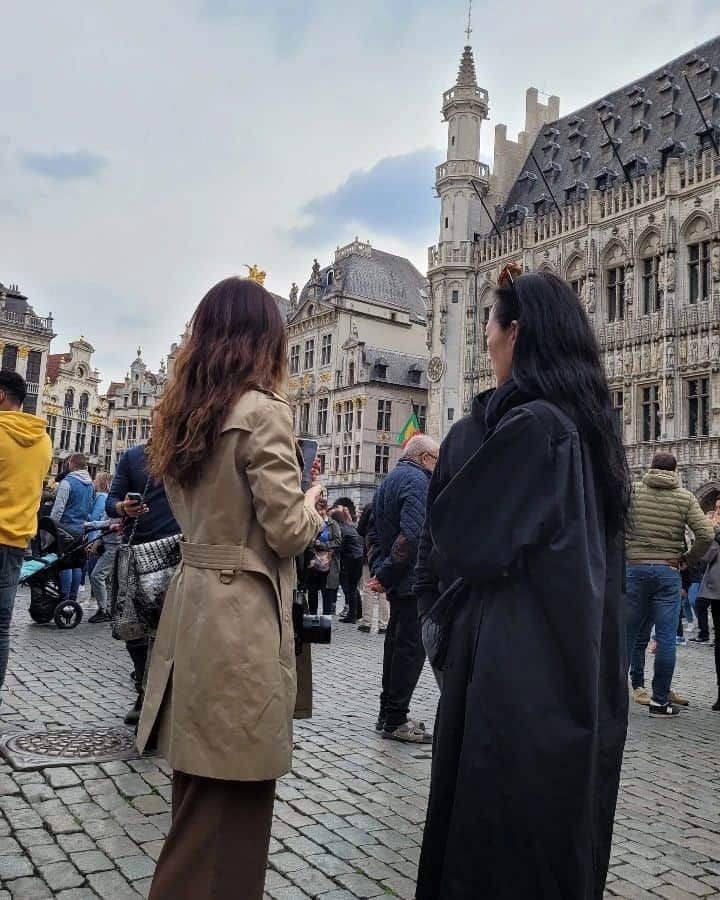 シム・ウンジンさんのインスタグラム写真 - (シム・ウンジンInstagram)「당일치기 피크닉으로 벨기에 브뤼셀을 다녀왔는데, 뭔가 하루종일 계속 먹은기억만..😅😅 감자튀김,초콜릿,와플매장이 아주 많았고, 게임을 좋아하는 나라인듯 싶었다! 노동절이라 그런지 곳곳에 행사도 많아 도시의 에너지가 활기찼던 브뤼셀!!^^ 담에 또 봅시당~~!!  @aboutjulian  hey! 줄리안!! 보고있나? 🤣🤣🤣🤣」5月2日 22時58分 - eundung81