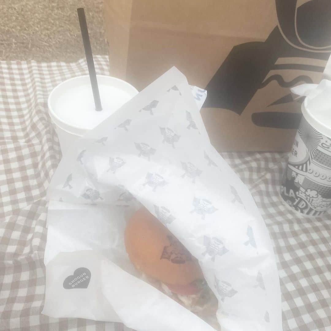 野崎奈菜さんのインスタグラム写真 - (野崎奈菜Instagram)「⁡ お友達と花見した時ハンバーガー食べた🌸 （結構前の話だけど、） ⁡ 中学の頃の友達と会えて嬉しかった♡」5月2日 23時13分 - lunelapin_na7