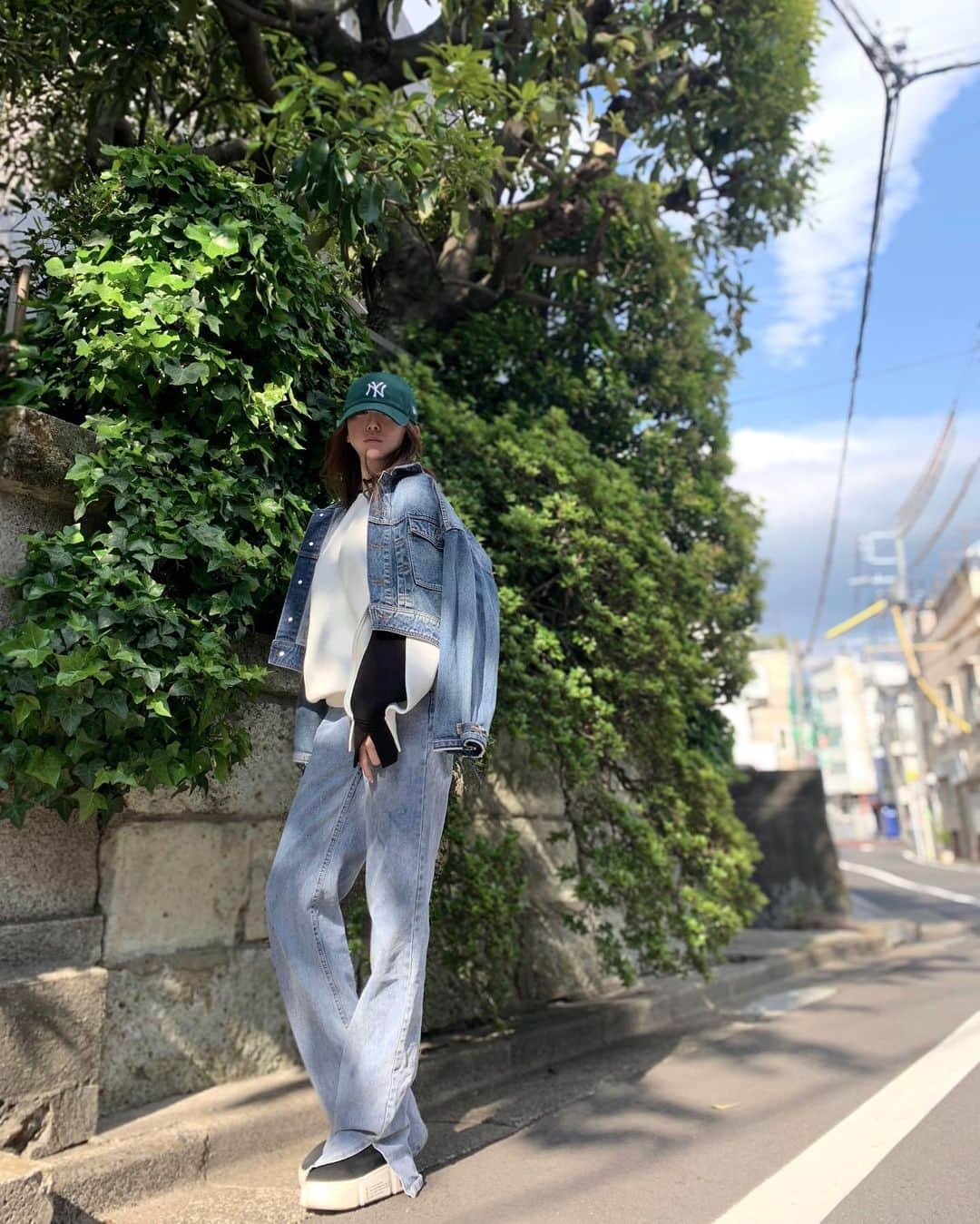 山崎みどりさんのインスタグラム写真 - (山崎みどりInstagram)「Denim on denim👖  お散歩day👟🌿  天気最高だけど ちょっと肌寒かったから重ね着。  CAP.. @neweracap  Tops.. @helrous_official  Denim JK.. @ahselect.official  Denim.. @y_s_closet   ネイルが服と合ってた🤍🖤 ────────────────────────── #デニムコーデ#春コーデ #springfashion #denimondenim #denimjacket #denimstyle #デニム女子 #デニムパンツ #デニムジャケット #capコーデ #キャップコーデ #キャップ女子 #casualstyle #ラフコーデ#greencap」5月2日 23時15分 - midori_yamasaki_