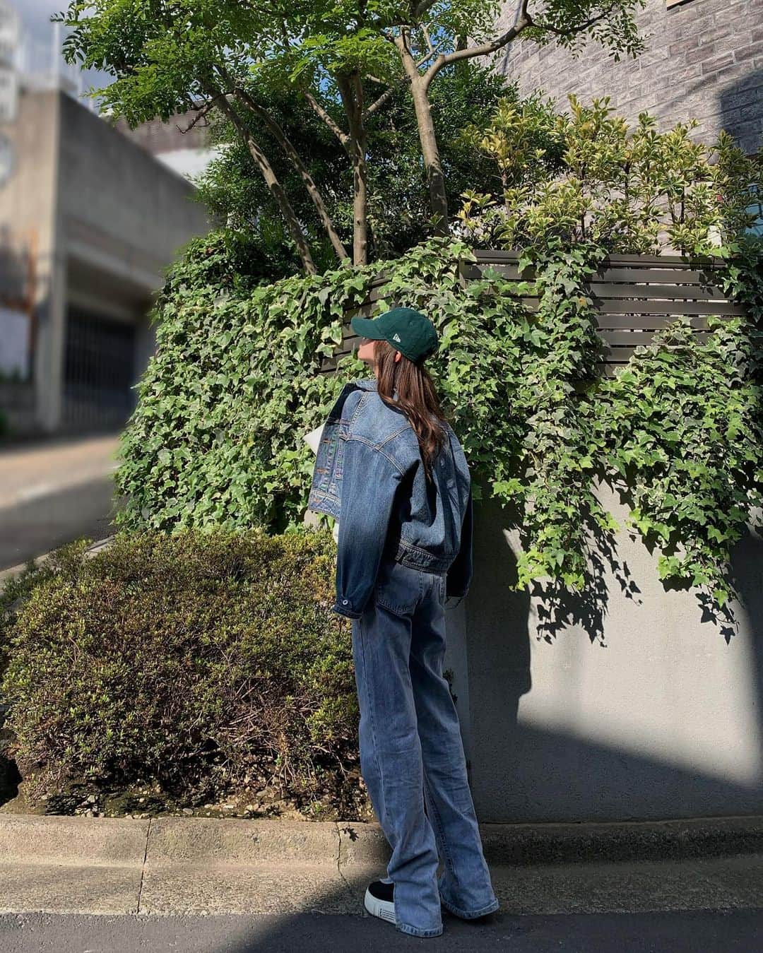 山崎みどりさんのインスタグラム写真 - (山崎みどりInstagram)「Denim on denim👖  お散歩day👟🌿  天気最高だけど ちょっと肌寒かったから重ね着。  CAP.. @neweracap  Tops.. @helrous_official  Denim JK.. @ahselect.official  Denim.. @y_s_closet   ネイルが服と合ってた🤍🖤 ────────────────────────── #デニムコーデ#春コーデ #springfashion #denimondenim #denimjacket #denimstyle #デニム女子 #デニムパンツ #デニムジャケット #capコーデ #キャップコーデ #キャップ女子 #casualstyle #ラフコーデ#greencap」5月2日 23時15分 - midori_yamasaki_