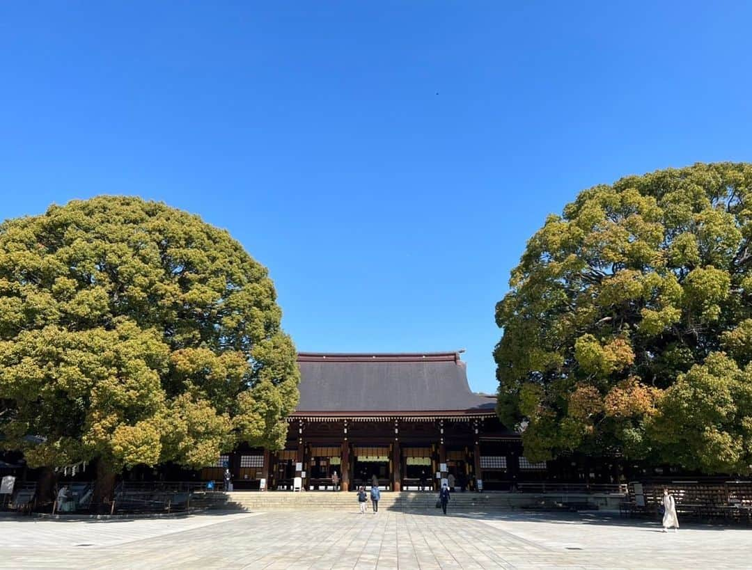 庄司ゆうこさんのインスタグラム写真 - (庄司ゆうこInstagram)「月1恒例の明治神宮へ✨ 1枚目は雲一つない日🤗 2枚目は朝早くて誰も人がいない日🤗 3枚目は人がたくさんの今日🤗 今日は参拝と除災招福もしてきました✨✨ 五黄の虎の1年も半分が終わろうとしてる🥺 今月後半から新しいことをスタートするのでワクワクドキドキ💓 勉強が苦手過ぎるから不安もあるんだけど、ちゃんと出来るようになってから発表したいと思います🥺 要らない人も物も断捨離していいエネルギーを取り入れていかないとね✨ 私の場合、人と会うことが仕事だから、気が乗らない人と会わなきゃいけないことは多々あったけど、これからは会いたい人と会う、好きな人と仕事をする、好きなことを仕事にし、子育ても仕事もプライベートも全力投球したいと思いまぁす❣️ 最後の写真は週1で行ってる春雨のお店チーパオです。笑 春雨と野菜をいっぱい食べてるから風邪もコロナもこの2年全くかからない^_^ 健康第一で今月も頑張ってこー😋 #明治神宮#参拝#除災招福#ゴールデンウィーク#チーパオ#春雨#ワークライフブレンド#子育て#仕事#プライベート#全力投球#運気アップ#働くママ」5月2日 23時58分 - yuko.shoji