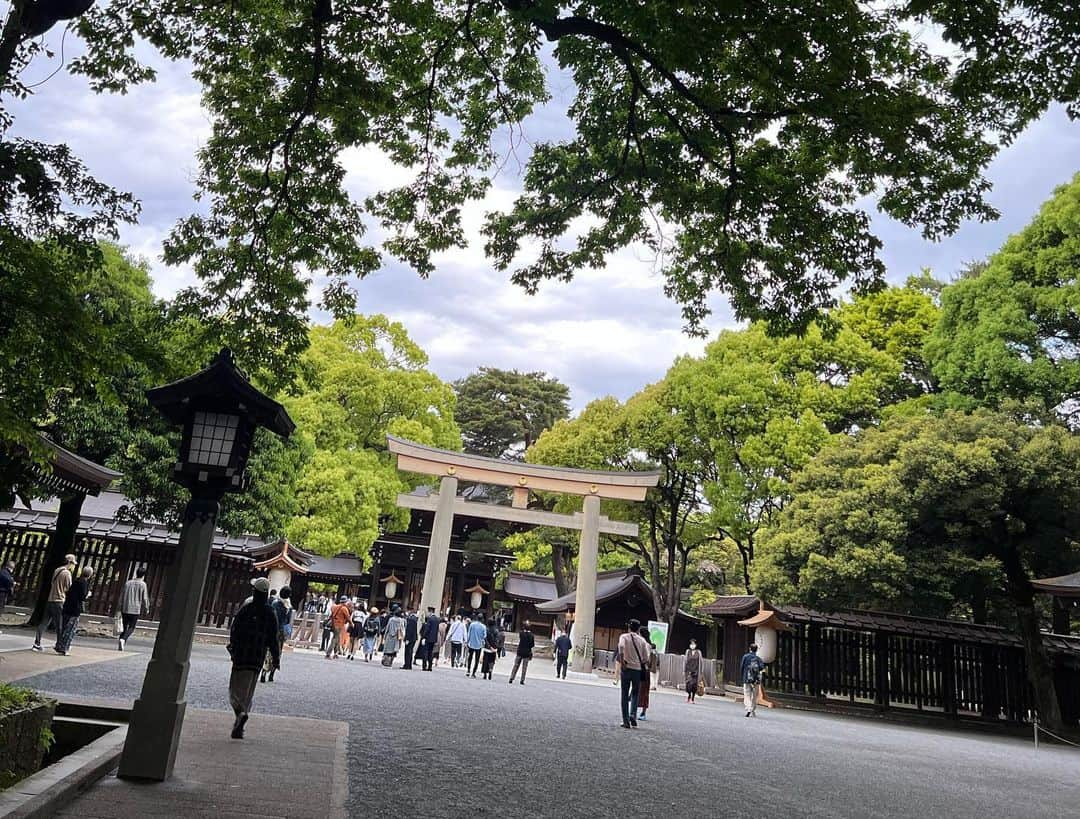 庄司ゆうこさんのインスタグラム写真 - (庄司ゆうこInstagram)「月1恒例の明治神宮へ✨ 1枚目は雲一つない日🤗 2枚目は朝早くて誰も人がいない日🤗 3枚目は人がたくさんの今日🤗 今日は参拝と除災招福もしてきました✨✨ 五黄の虎の1年も半分が終わろうとしてる🥺 今月後半から新しいことをスタートするのでワクワクドキドキ💓 勉強が苦手過ぎるから不安もあるんだけど、ちゃんと出来るようになってから発表したいと思います🥺 要らない人も物も断捨離していいエネルギーを取り入れていかないとね✨ 私の場合、人と会うことが仕事だから、気が乗らない人と会わなきゃいけないことは多々あったけど、これからは会いたい人と会う、好きな人と仕事をする、好きなことを仕事にし、子育ても仕事もプライベートも全力投球したいと思いまぁす❣️ 最後の写真は週1で行ってる春雨のお店チーパオです。笑 春雨と野菜をいっぱい食べてるから風邪もコロナもこの2年全くかからない^_^ 健康第一で今月も頑張ってこー😋 #明治神宮#参拝#除災招福#ゴールデンウィーク#チーパオ#春雨#ワークライフブレンド#子育て#仕事#プライベート#全力投球#運気アップ#働くママ」5月2日 23時58分 - yuko.shoji