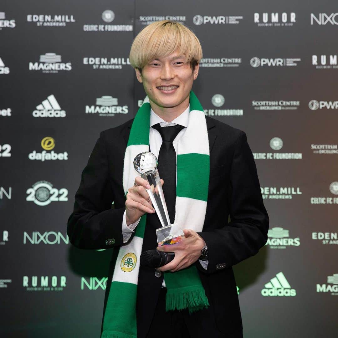 古橋亨梧さんのインスタグラム写真 - (古橋亨梧Instagram)「I am very honoured and grateful to receive the #CelticFC Top Goalscorer and Goal of the Season awards in my first year at the club. Thanks to everyone who voted for me. None of this would be possible without the effort of the whole team. We will continue to work hard. Let's go for more!🙏🏻🍀  素晴らしい賞をいただきありがとうございます。 この一年チームみんなが努力してきた結果であり、信じてパスを出してくれた仲間と応援してくれる皆さんのおかげです。 残り少ないシーズン最高の形で終われるように頑張ります🍀」5月3日 0時03分 - kyogo_furuhashi