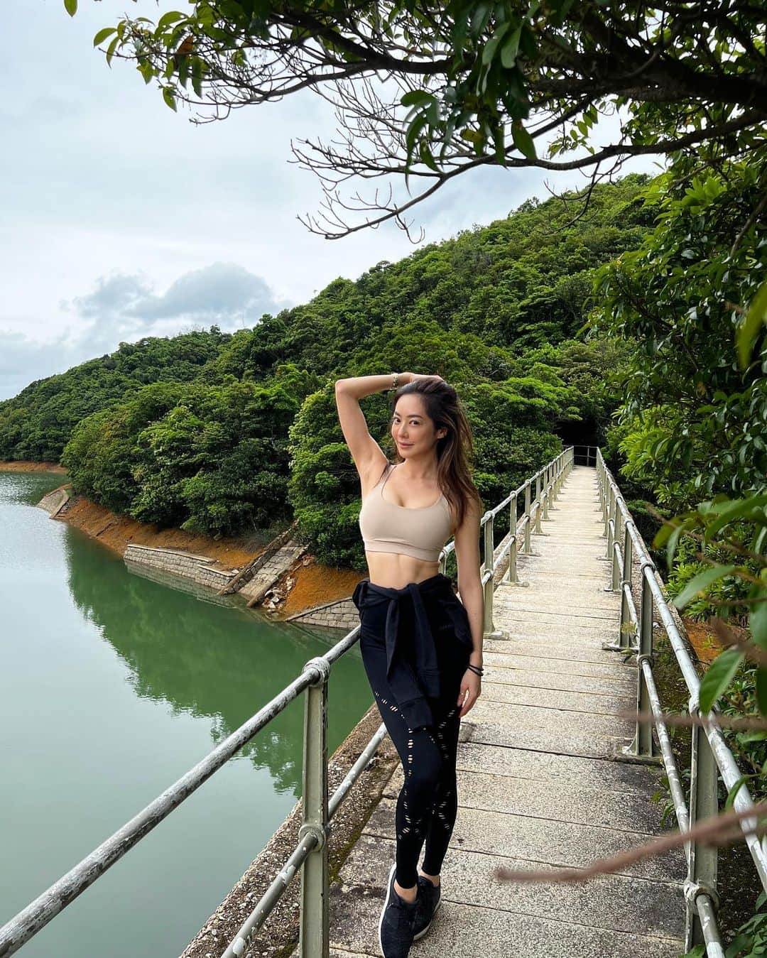 松岡李那さんのインスタグラム写真 - (松岡李那Instagram)「Happy Hiking 🦋🍀 お腹のお肉😳 ・ ・ ・ #ムチムチ  #hiking  #hongkong」5月3日 0時32分 - linahxoxo