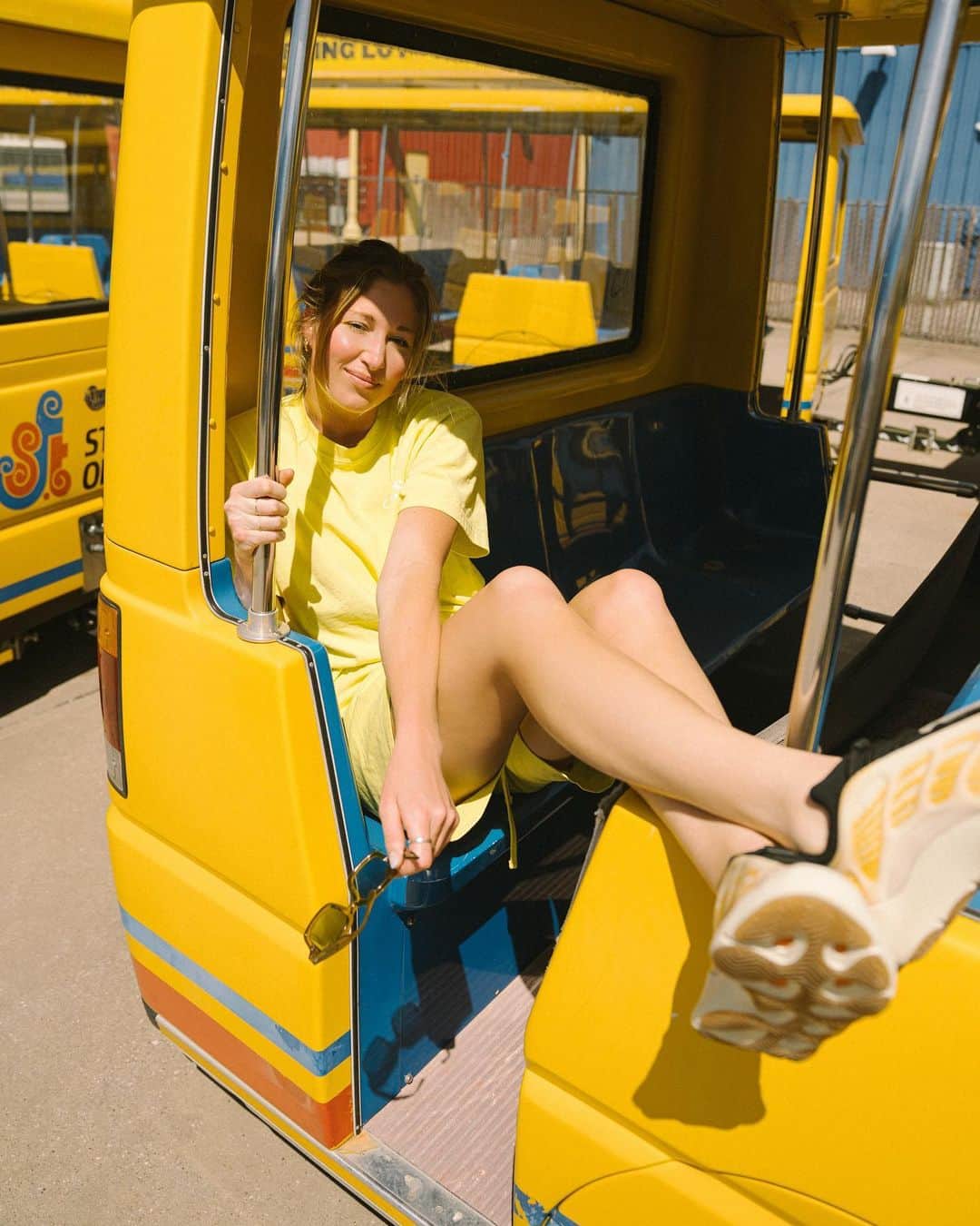 カースタ・ロウさんのインスタグラム写真 - (カースタ・ロウInstagram)「yellow never fails 🌼🌼🌼🌞🌞🌞💛💛💛  📸 @multimarz」5月3日 3時41分 - karstalowe