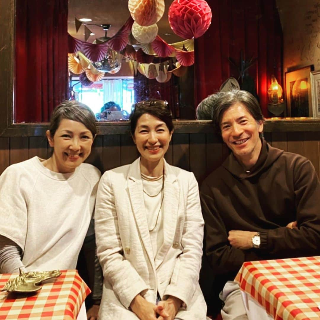 日比野玲さんのインスタグラム写真 - (日比野玲Instagram)「定例ランチ会、、3時間以上喋って笑うの巻！  @ilpiatto_takashi_kadohama  @t_mimi1414  @noriko__kawashima  #長い付き合い #ifeelcoke  #元気が1番 #喋って笑って食べて  私の定番#アラビアータパスタ #美しいプリン  お土産#グリーンアスパラ #ホワイトアスパラ #いつもありがとうございます #ご馳走様でした  #それな #あるね」5月3日 6時34分 - aquilano_hibino