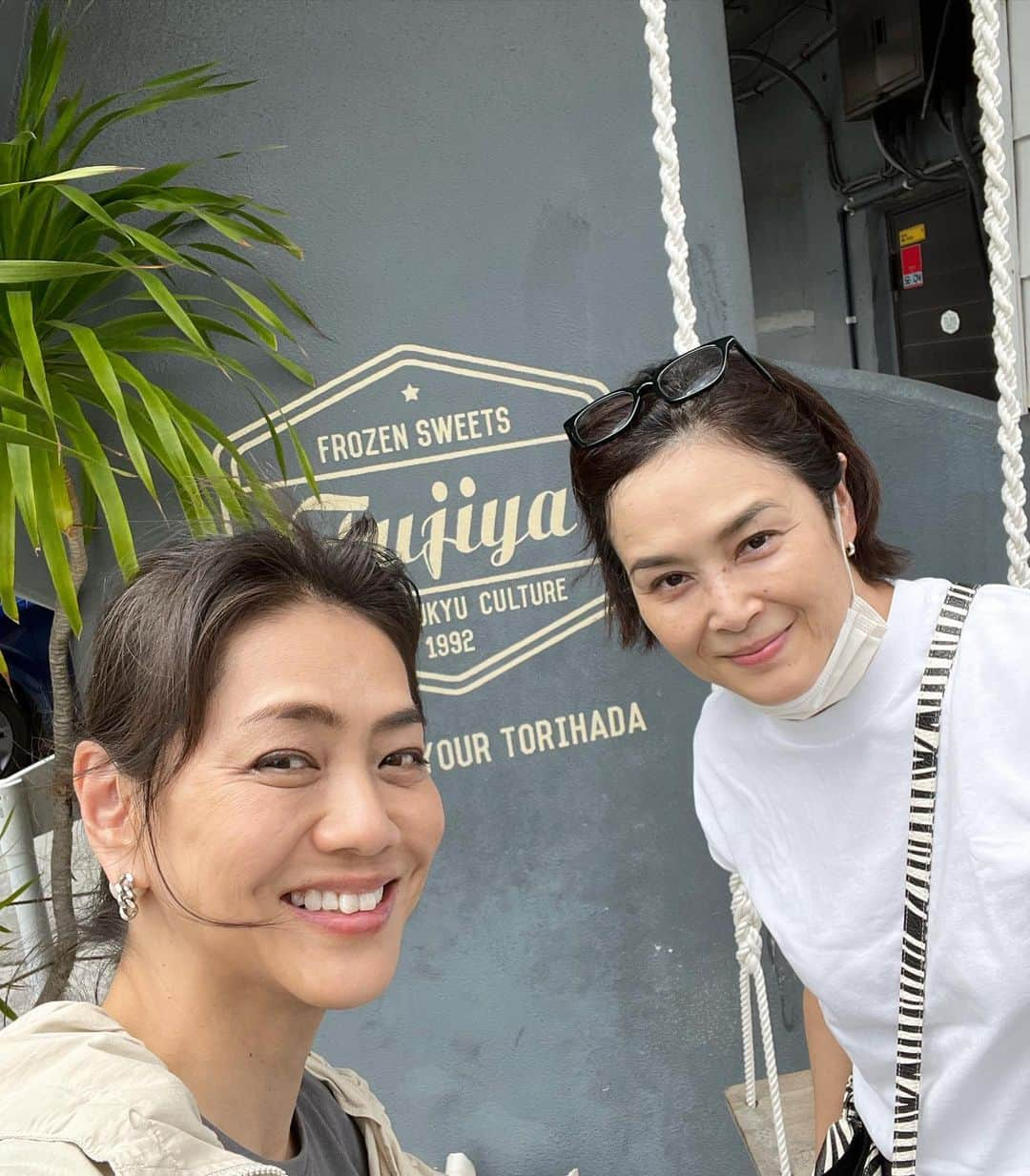 前田典子さんのインスタグラム写真 - (前田典子Instagram)「#富士屋のぜんざい　⚓️ #金時豆#白玉 冷たいかき氷の上にのってて 美味しい〜の😆💕 #ぜんざい と聞けばあったかいのを想像しちゃうけど #沖縄　で ぜんざいは　#かき氷　の事なんだよね〜 @ayako.itokazu が連れてきてくれた💕　ありがと😊  #お洒落なカフェ  #fujiya泊本店  にて #タコライス　#タコス🌮を 食べたら 名物の #ぜんざい　をテイクアウトして　急いで空港へ✈️  #沖縄旅 #マエノリ旅 #マエノリグルメ #旅の備忘録」5月3日 10時25分 - maenorichang