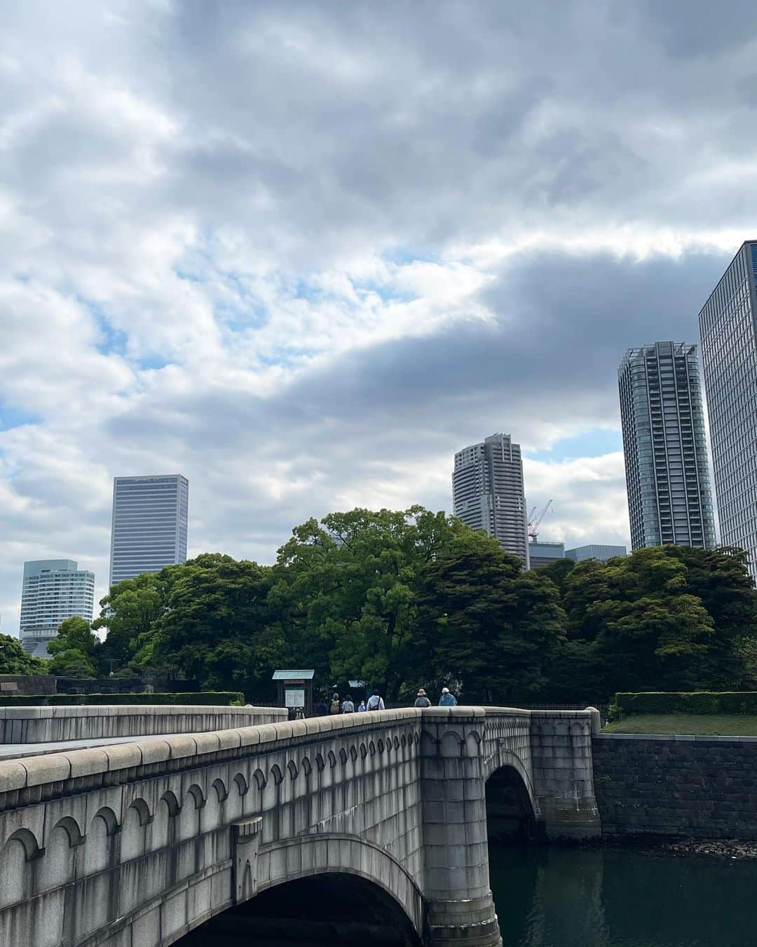 葉月里緒奈さんのインスタグラム写真 - (葉月里緒奈Instagram)「月島→築地→浜松町。 10000歩ではもの足りず、夜に再度合流しヨガレッスンを受けてきた。 無駄に元気なBBA(笑)。 #おば散歩#お散歩日和#軽く1万歩#都内は空いてるね #rionahazuki」5月3日 10時51分 - riona_hazuki