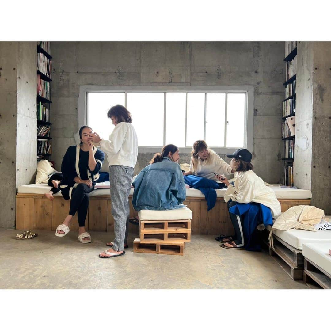 野沢和香さんのインスタグラム写真 - (野沢和香Instagram)「ヨガ後のchill time☕️♪  海ヨガに来てくれたお友達たちと、 雨の音を聞きながらランチして良い午後だったな♪  ひょうきん族のQちゃんに皆、終始笑顔をもらいました🤣🤣🤣 おもしろすぎる。。。さすが鈴木さんのち子　@rikuka.62」5月3日 11時59分 - wakanozawa